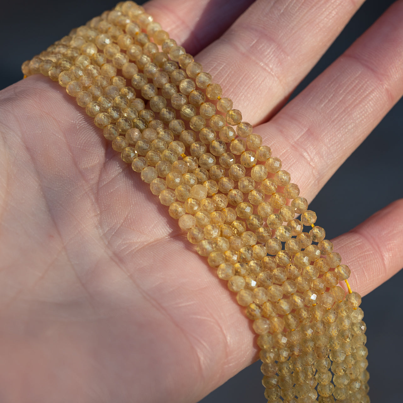 Perles rondes facettes en Apatite jaune de 3 mm ( rang de env 122 perles )