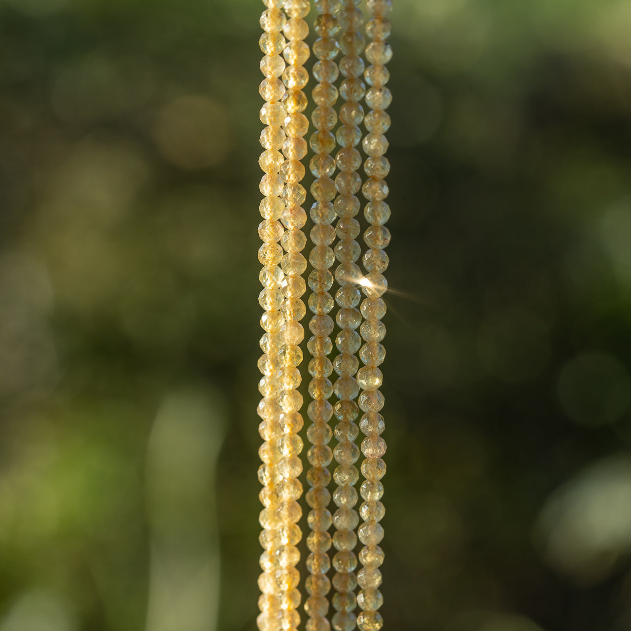 Perles rondes facettes en Apatite jaune de 3 mm ( rang de env 122 perles )