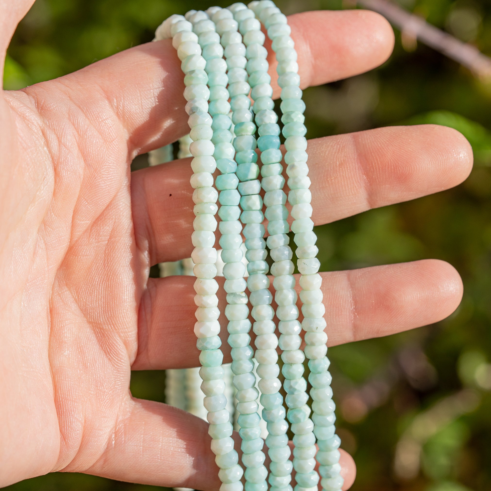 Fils de 33 cm de perles rondelles facettes en Opale bleue de env 5 x 3 mm