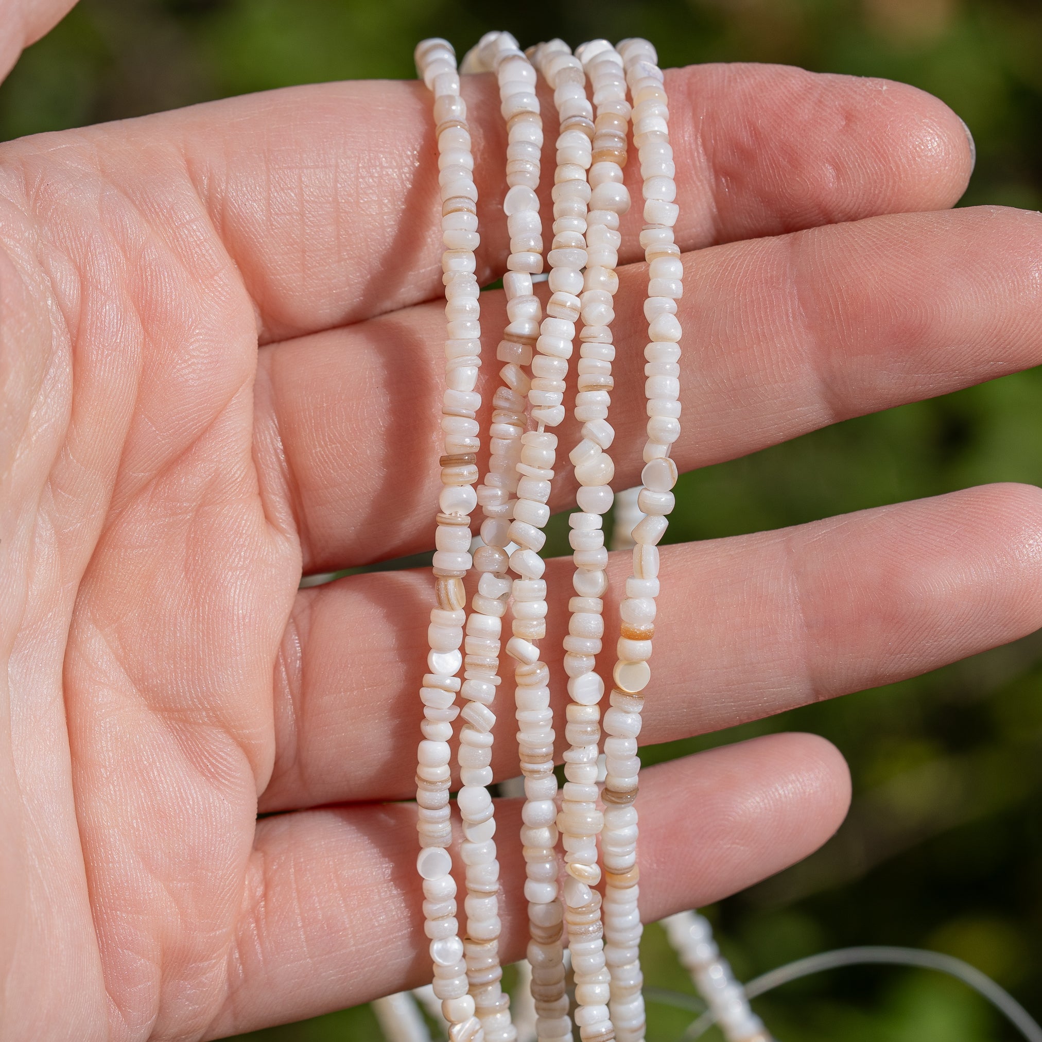 Perles rondelles lisses de nacre blanc/beige de env 3 x 1/2,5 mm ( rang de env 38,5 cm et 230 perles )