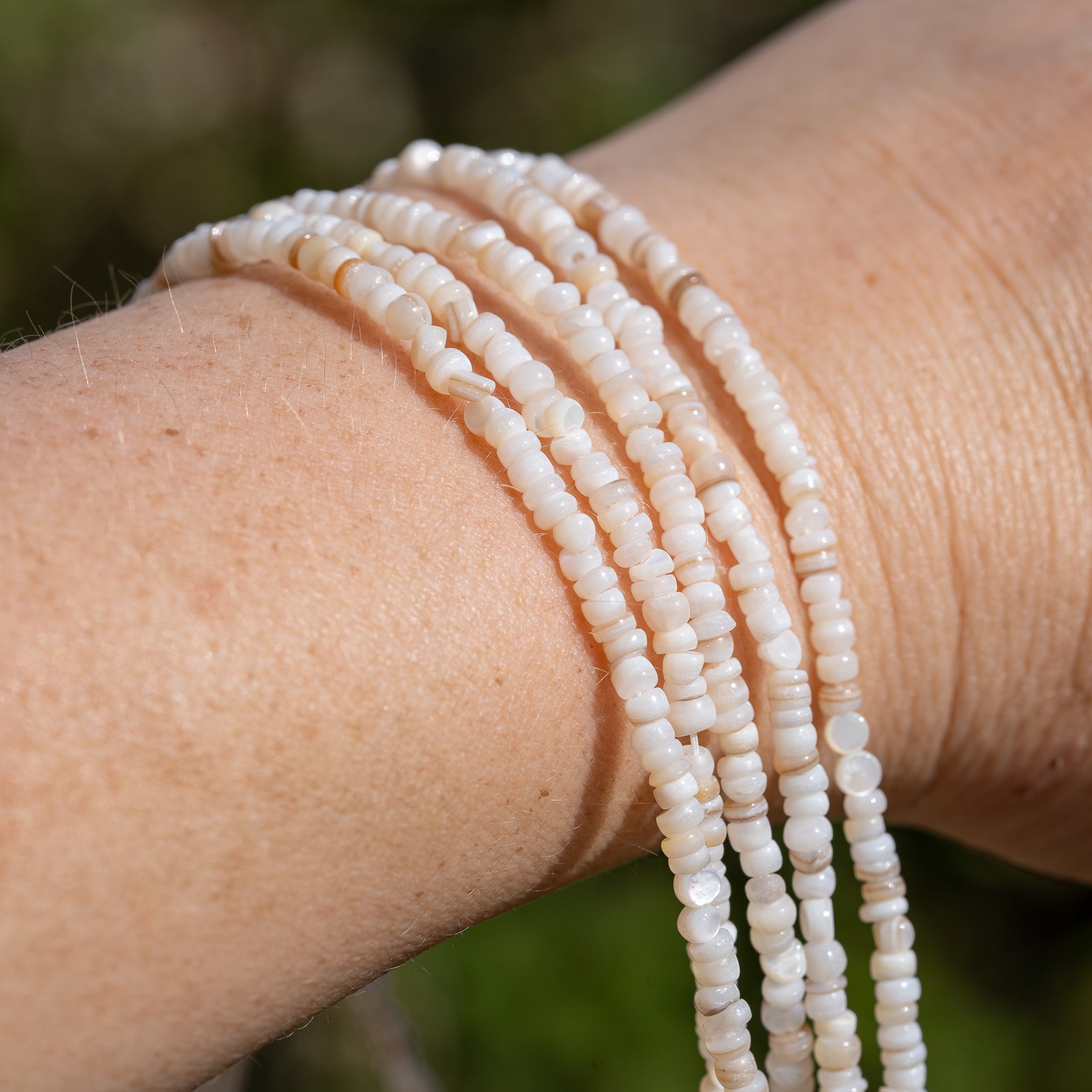 Perles rondelles lisses de nacre blanc/beige de env 3 x 1/2,5 mm ( rang de env 38,5 cm et 230 perles )