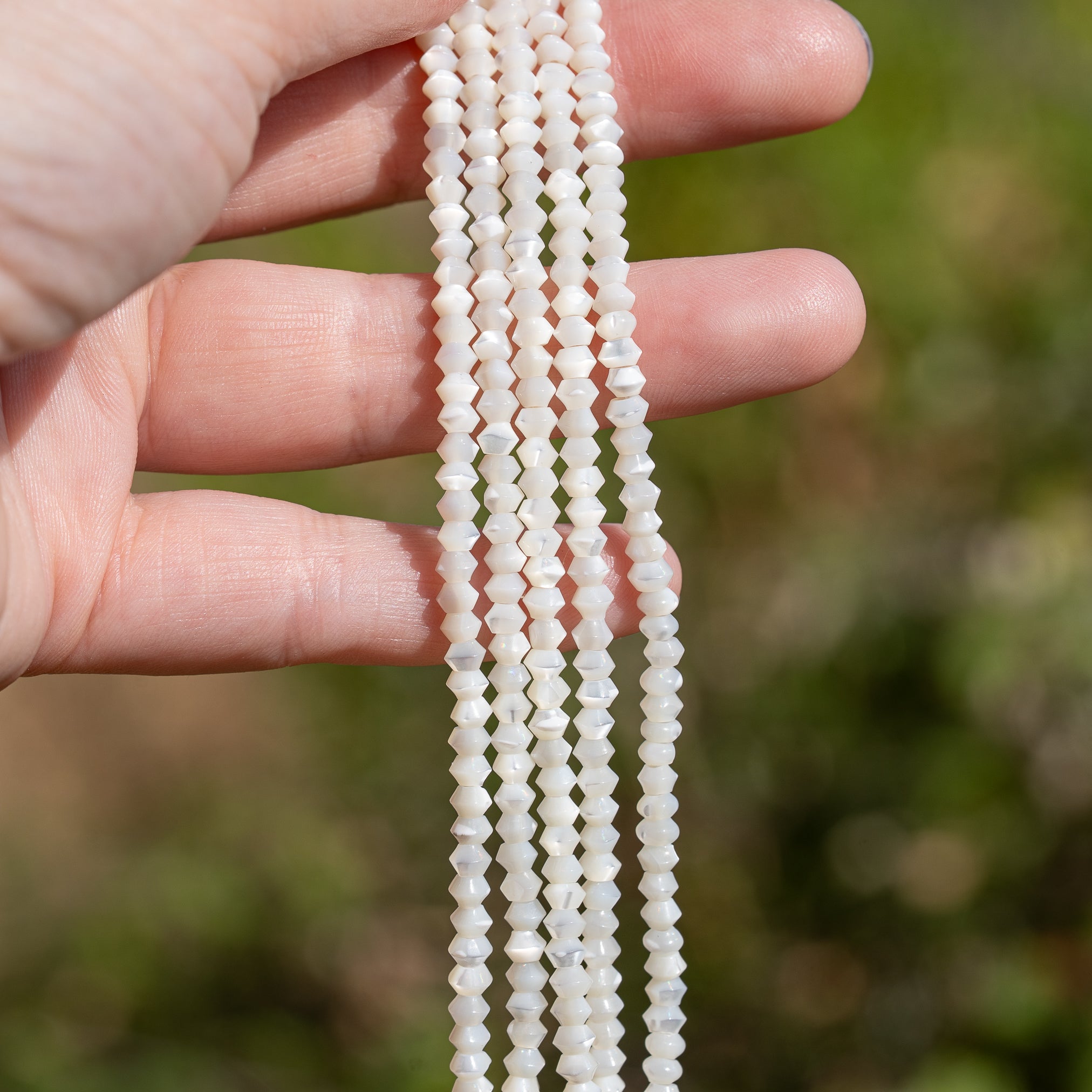 Perles rondelles toupies de nacre blanche de 4 x 2,5 mm ( rang de env 39 cm et 136 perles )