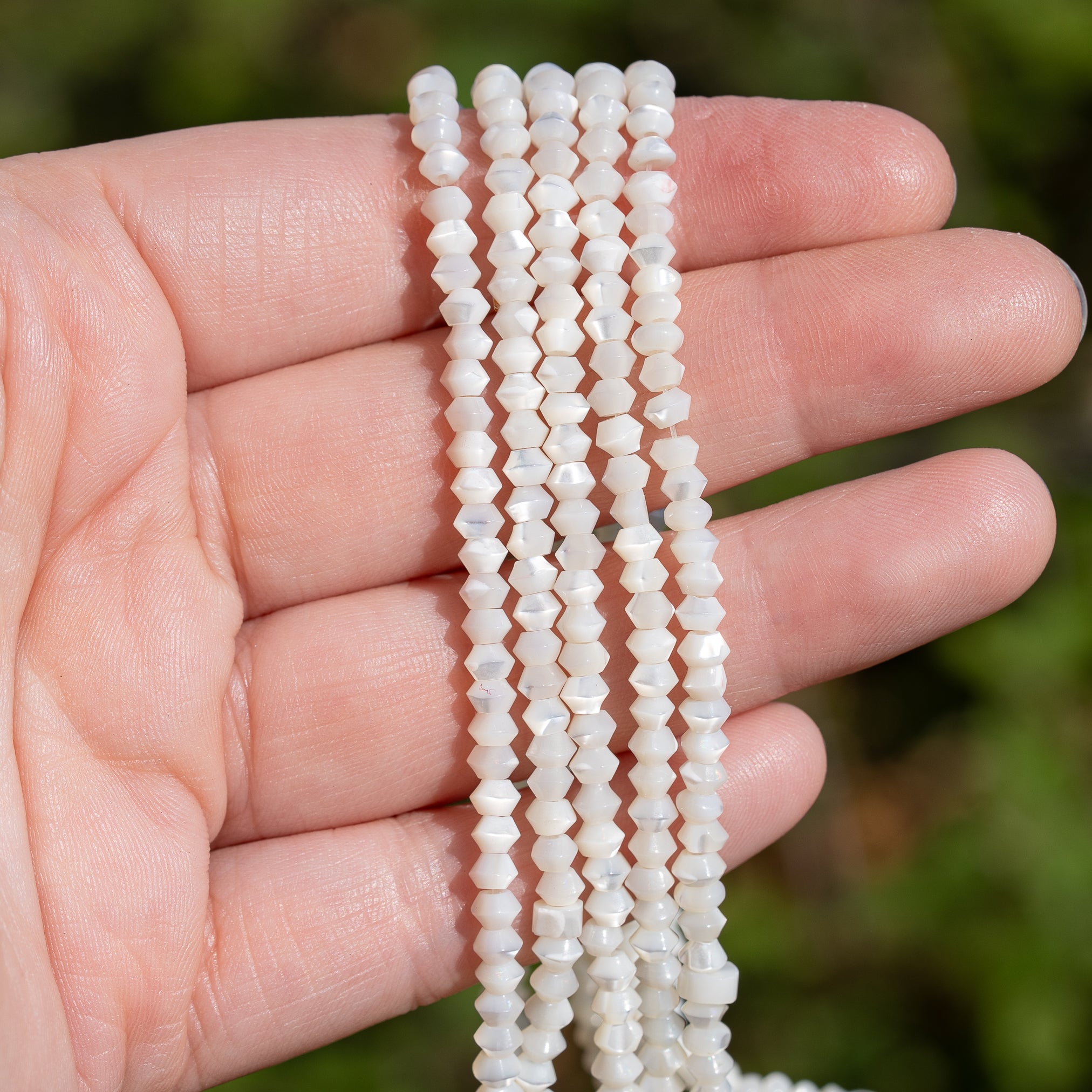 Perles rondelles toupies de nacre blanche de 4 x 2,5 mm ( rang de env 39 cm et 136 perles )