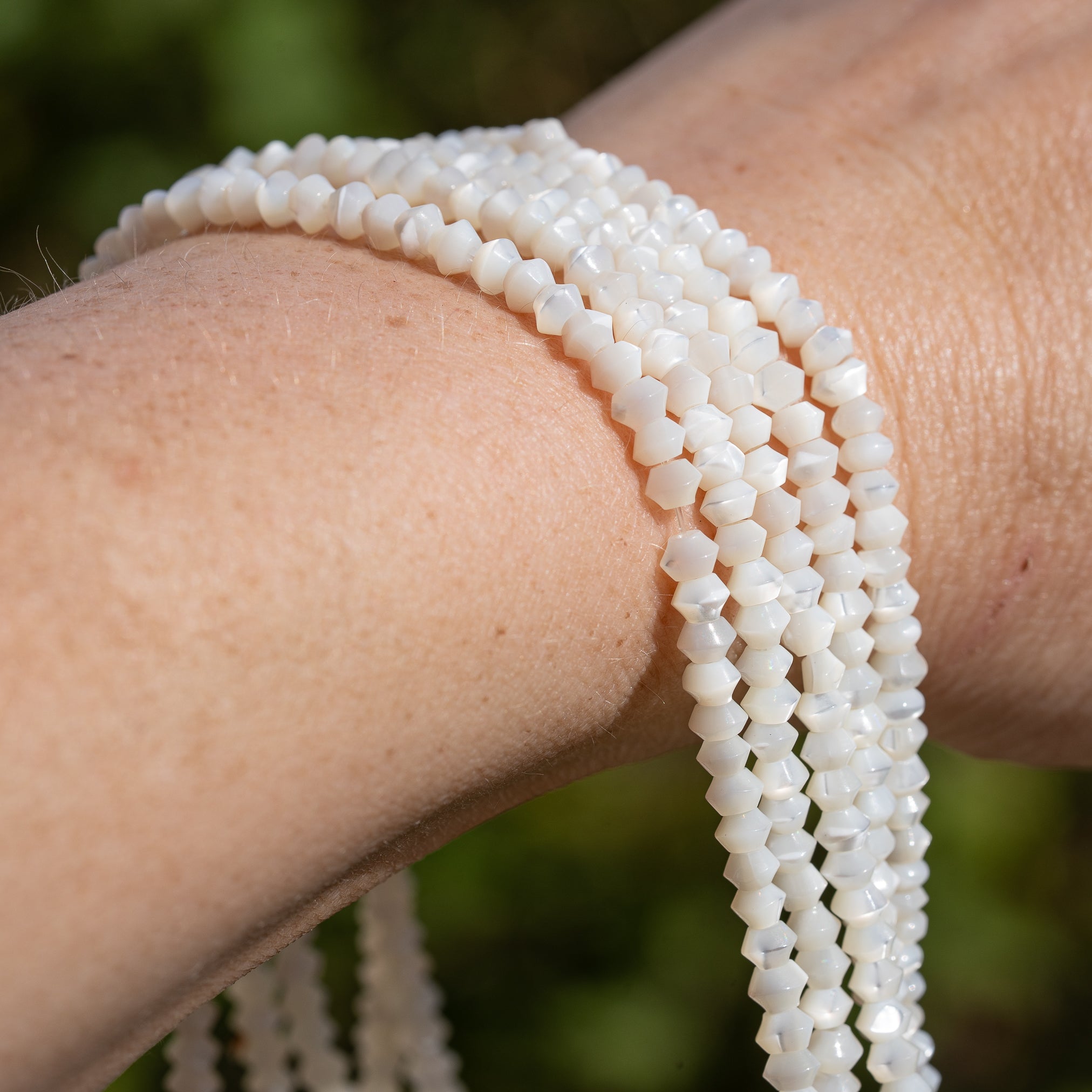 Perles rondelles toupies de nacre blanche de 4 x 2,5 mm ( rang de env 39 cm et 136 perles )