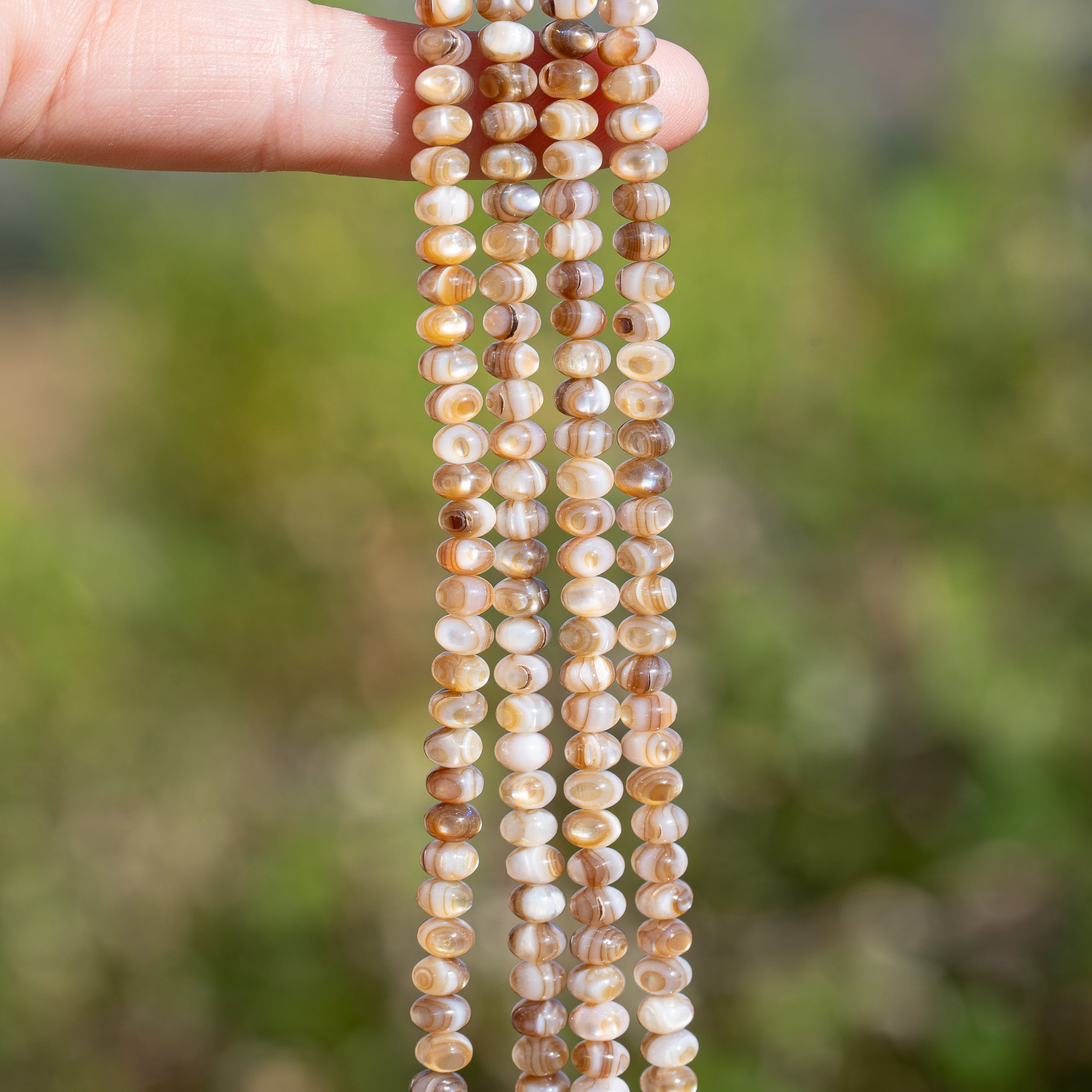 Perles rondelles lisses de nacre beige irisé de 5 x 3,5 mm ( rang de env 39 cm et 100 perles )