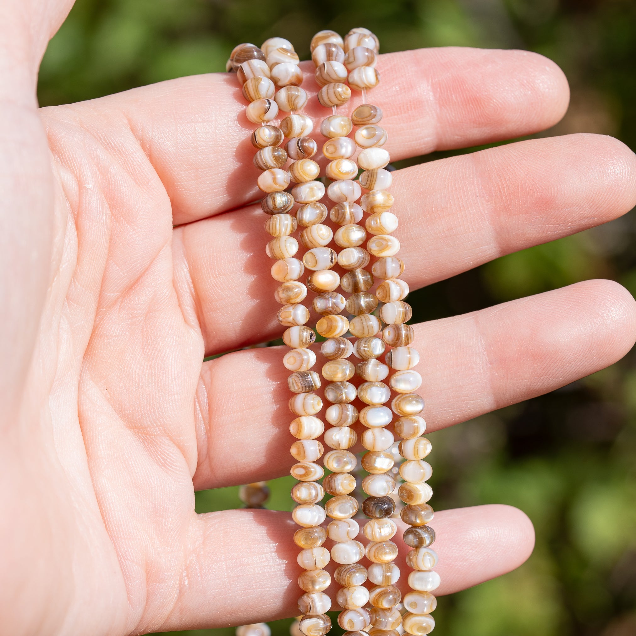 Perles rondelles lisses de nacre beige irisé de 5 x 3,5 mm ( rang de env 39 cm et 100 perles )