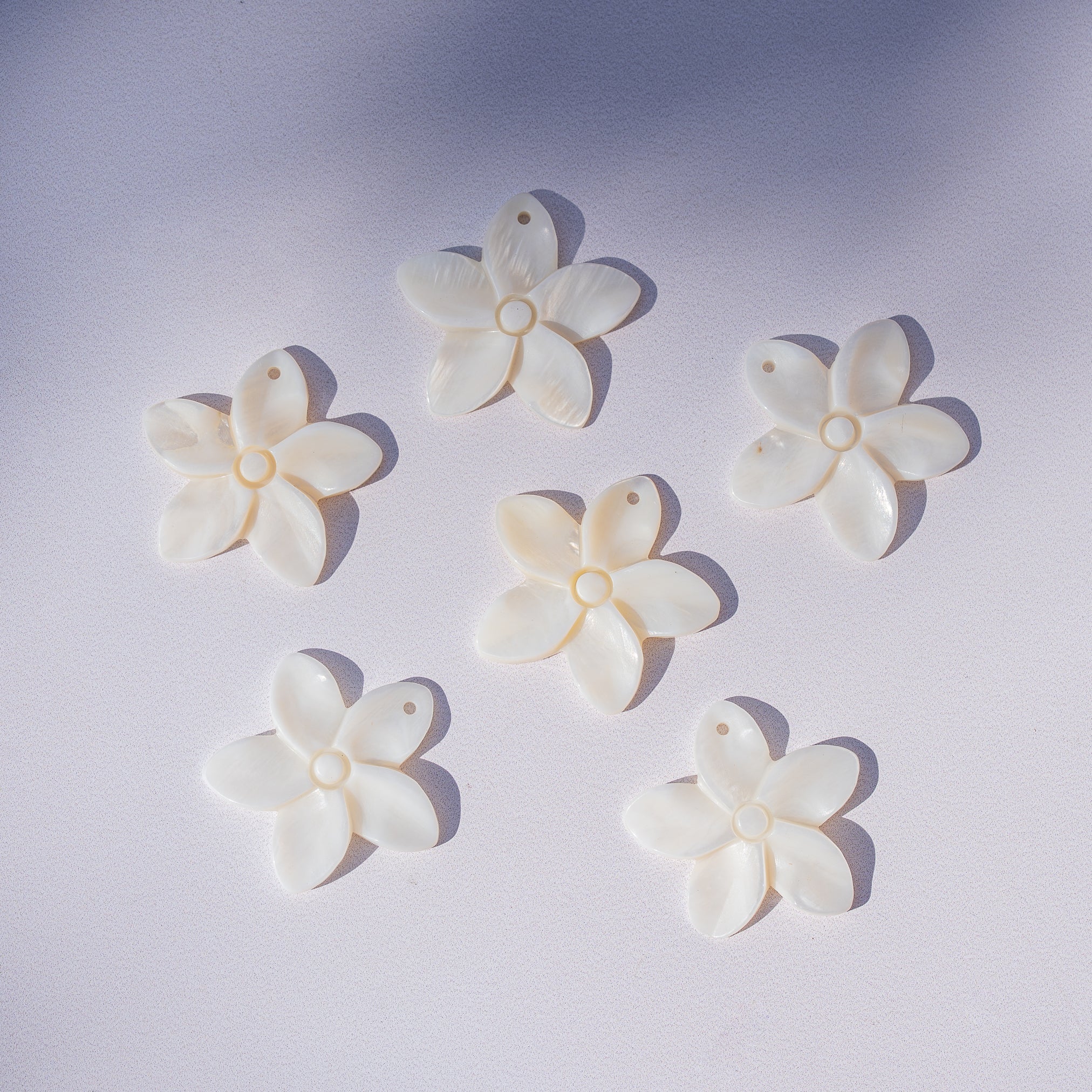 Breloques fleur en nacre de 29,5 x 31 mm ( à l&