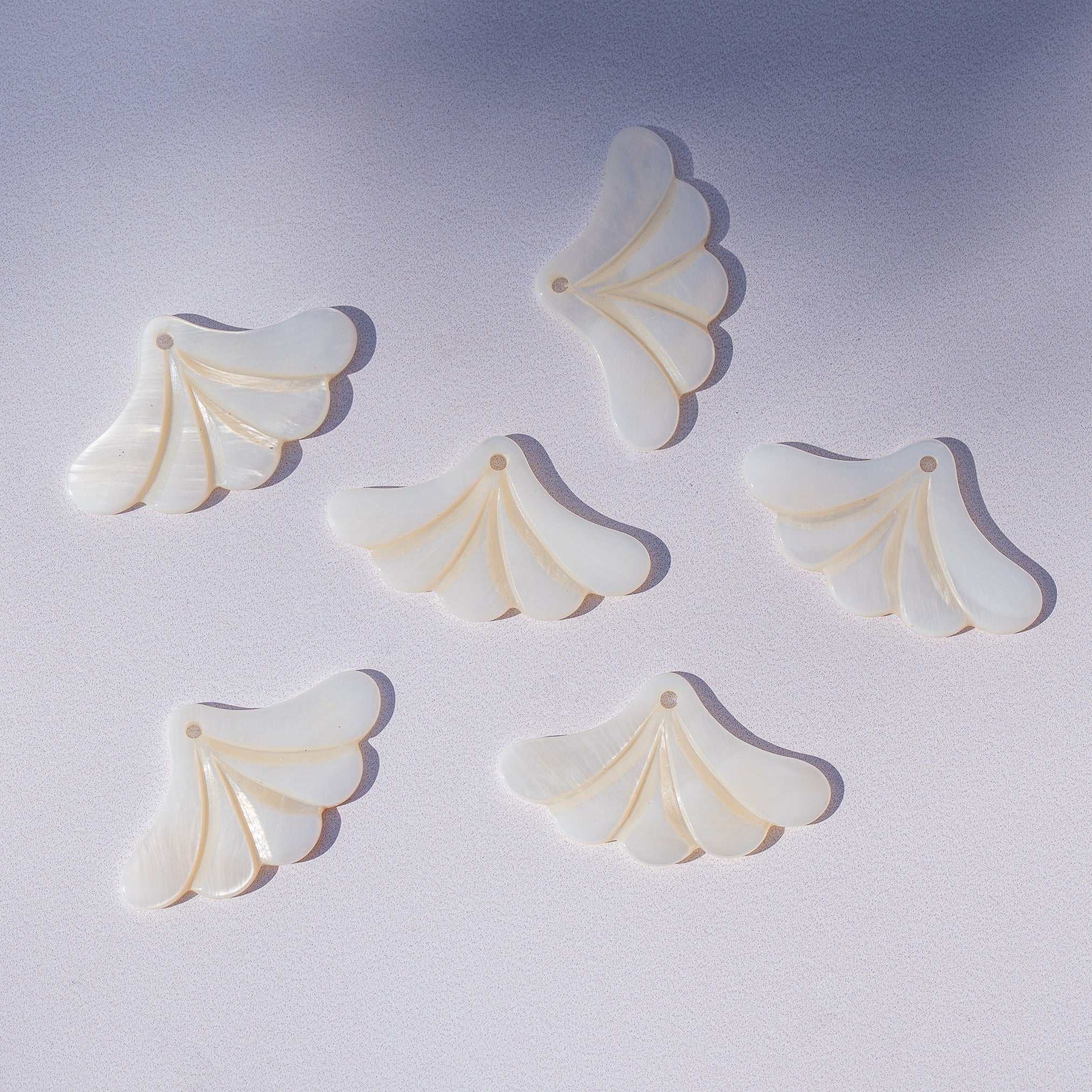 Breloques éventail/feuille en nacre de 23 x 37 mm ( à l&