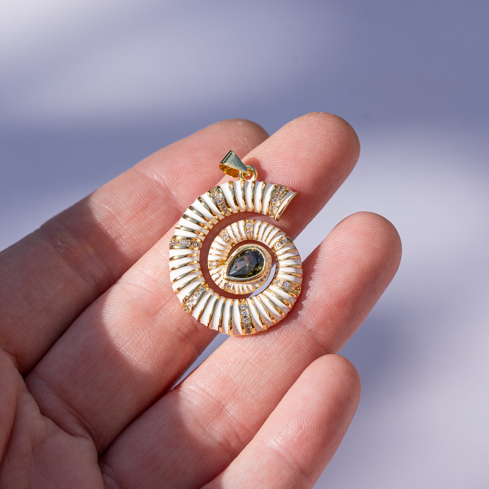 Breloques coquillages émaillées blanc en laiton plaqué or et zirconium vert 18k de 29 mm ( à l&