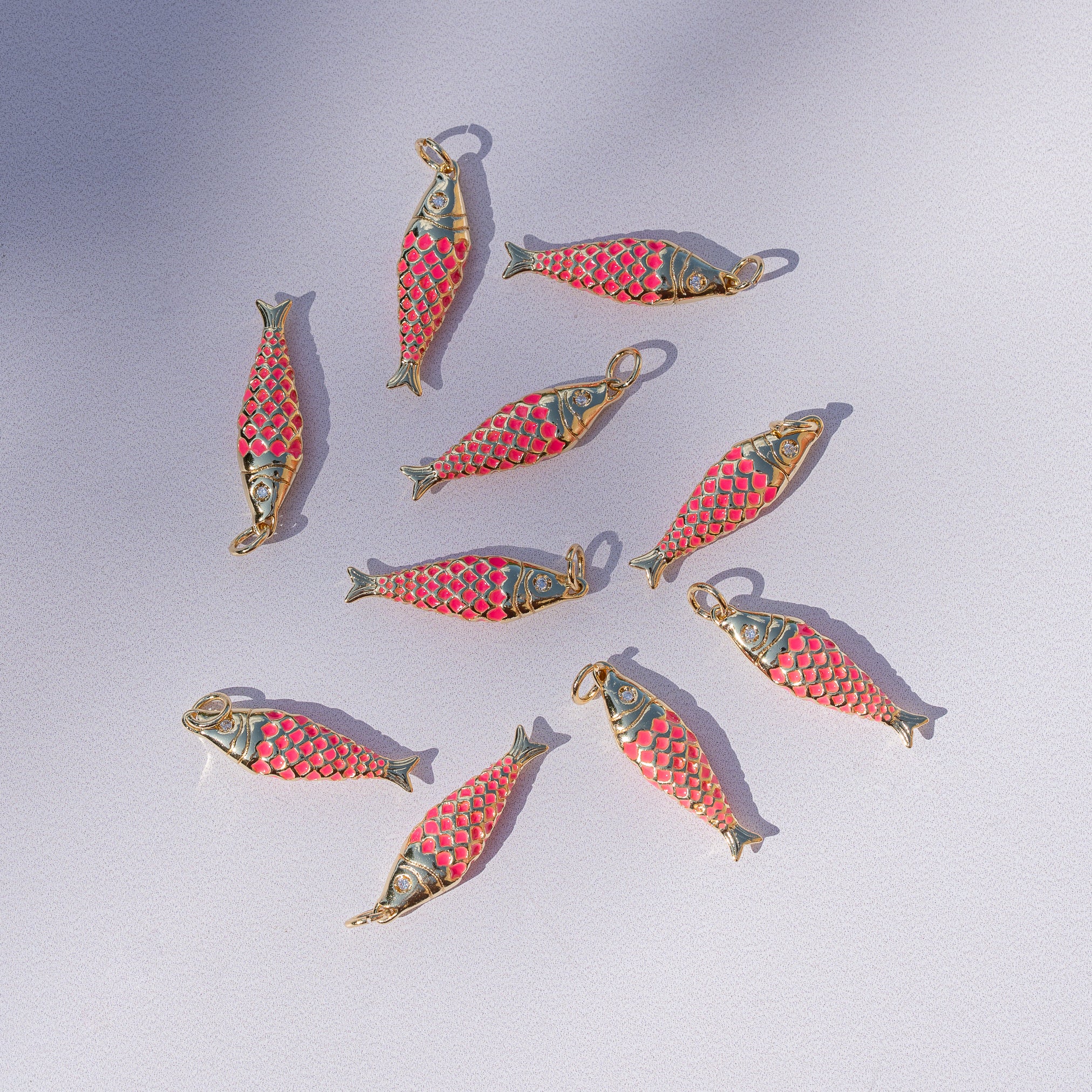 Breloques poissons émaillées rose fluo en laiton plaqué or 18k et zirconium de 25,5 mm ( à l&