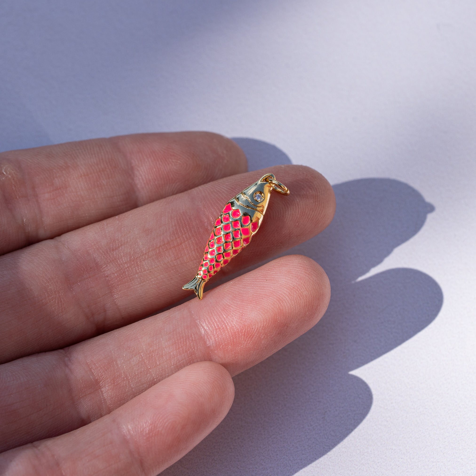 Breloques poissons émaillées rose fluo en laiton plaqué or 18k et zirconium de 25,5 mm ( à l&