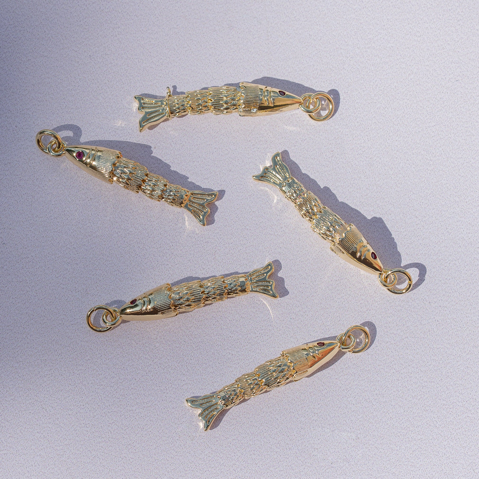 Breloques poissons articulées en laiton plaqué or 18k et zirconium rose de 31 mm ( à l&