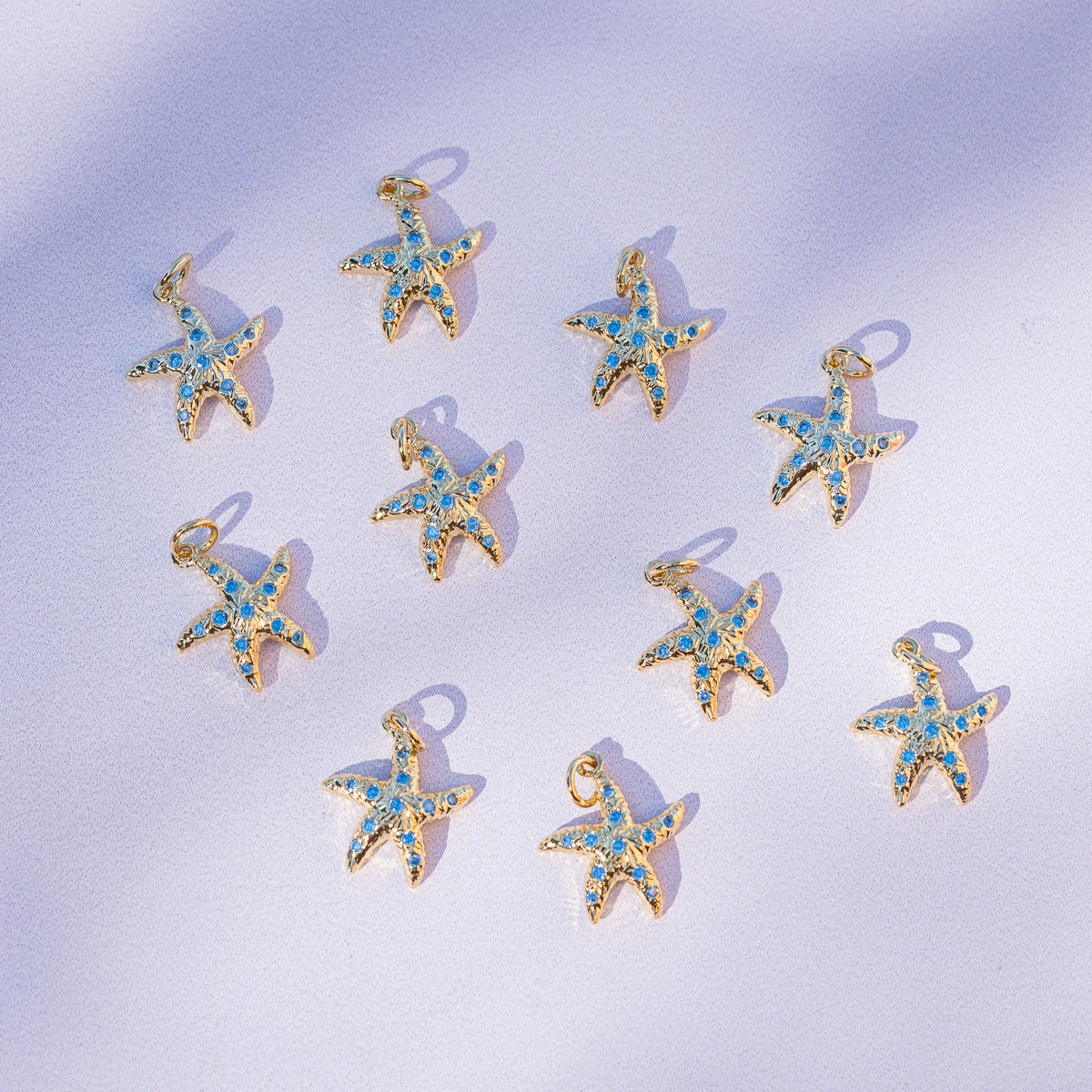 Breloques étoiles de mer en laiton plaqué or 18k et zirconium bleu de 14 mm ( à l&
