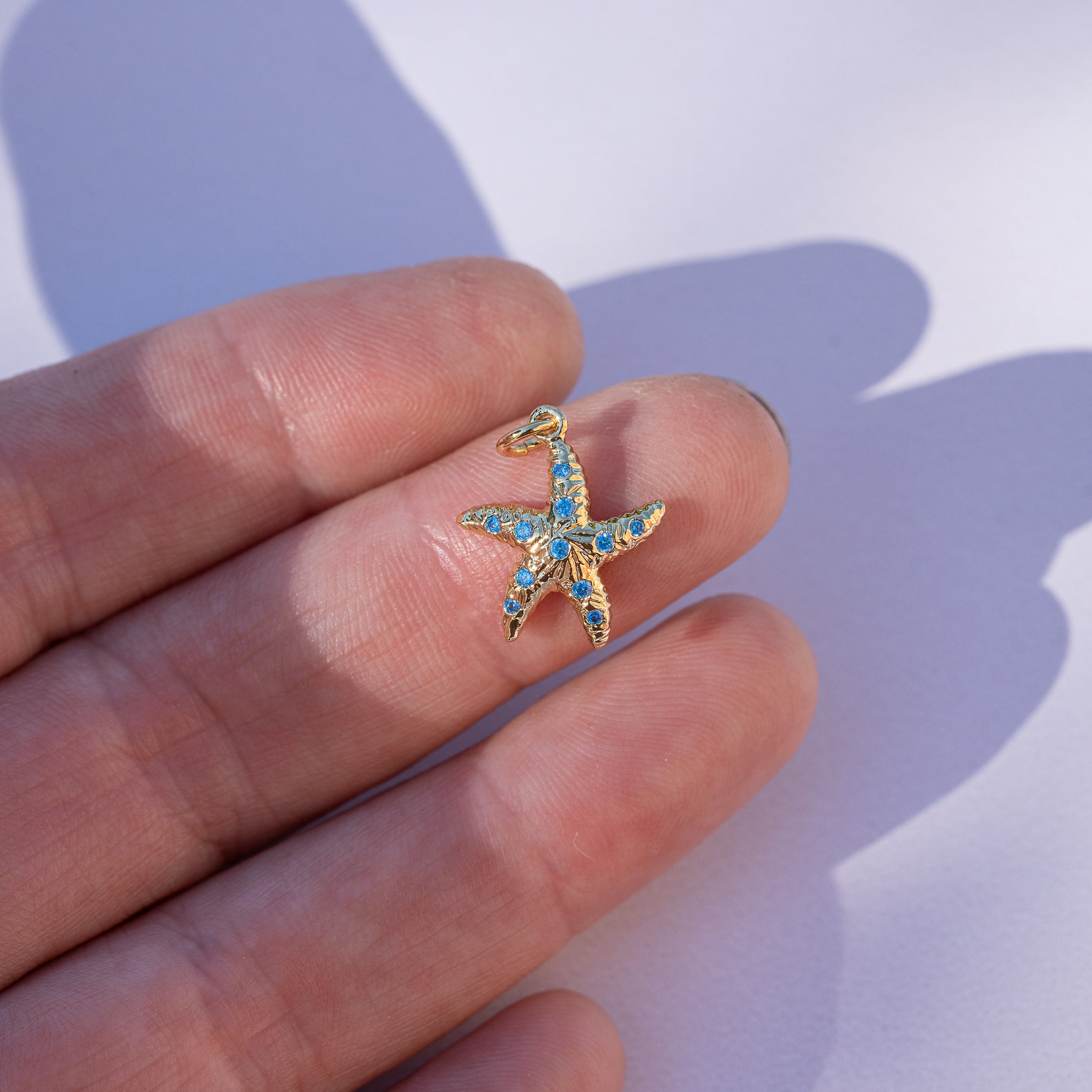 Breloques étoiles de mer en laiton plaqué or 18k et zirconium bleu de 14 mm ( à l&