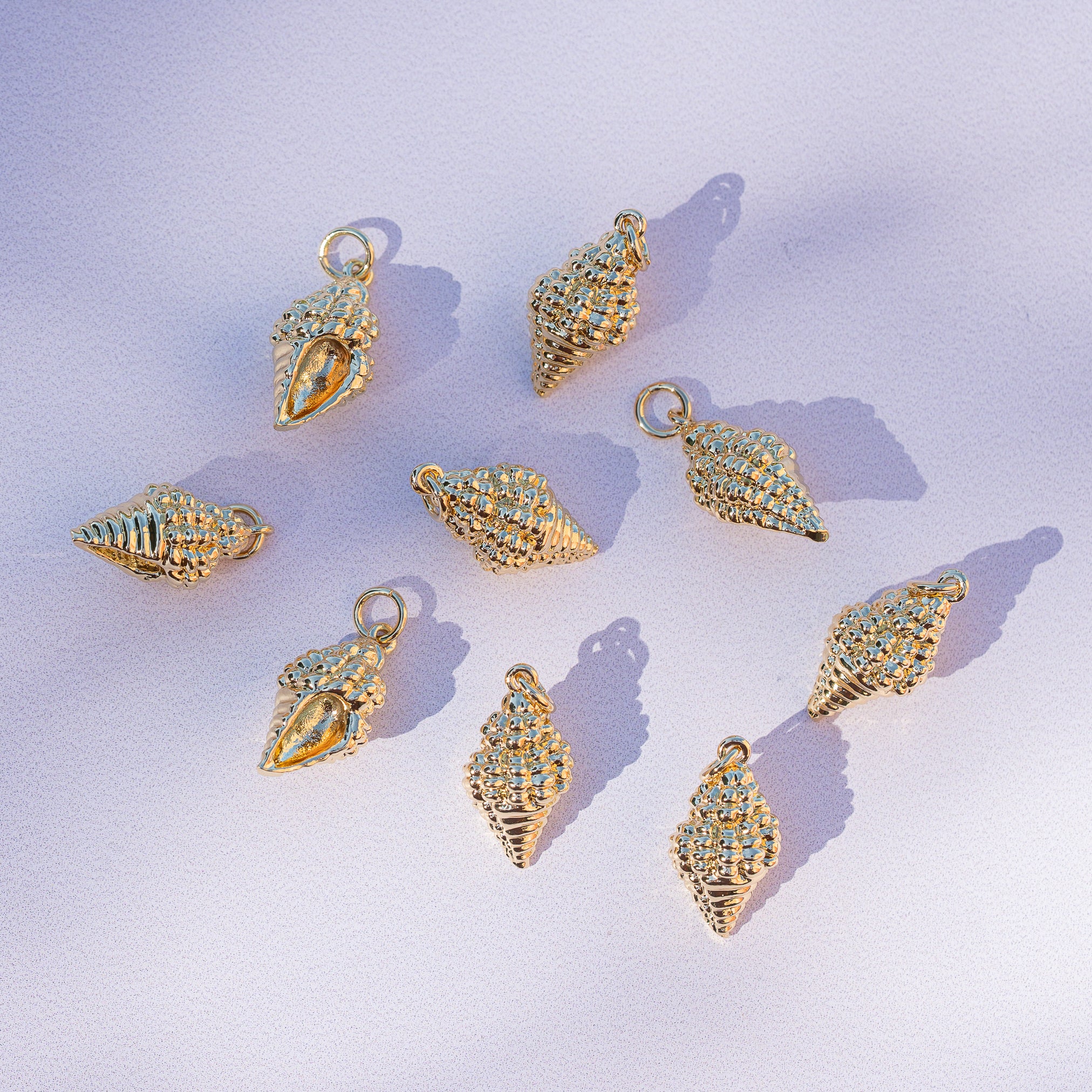 Breloques coquillages en laiton plaqué or 18k de 18 mm ( à l&