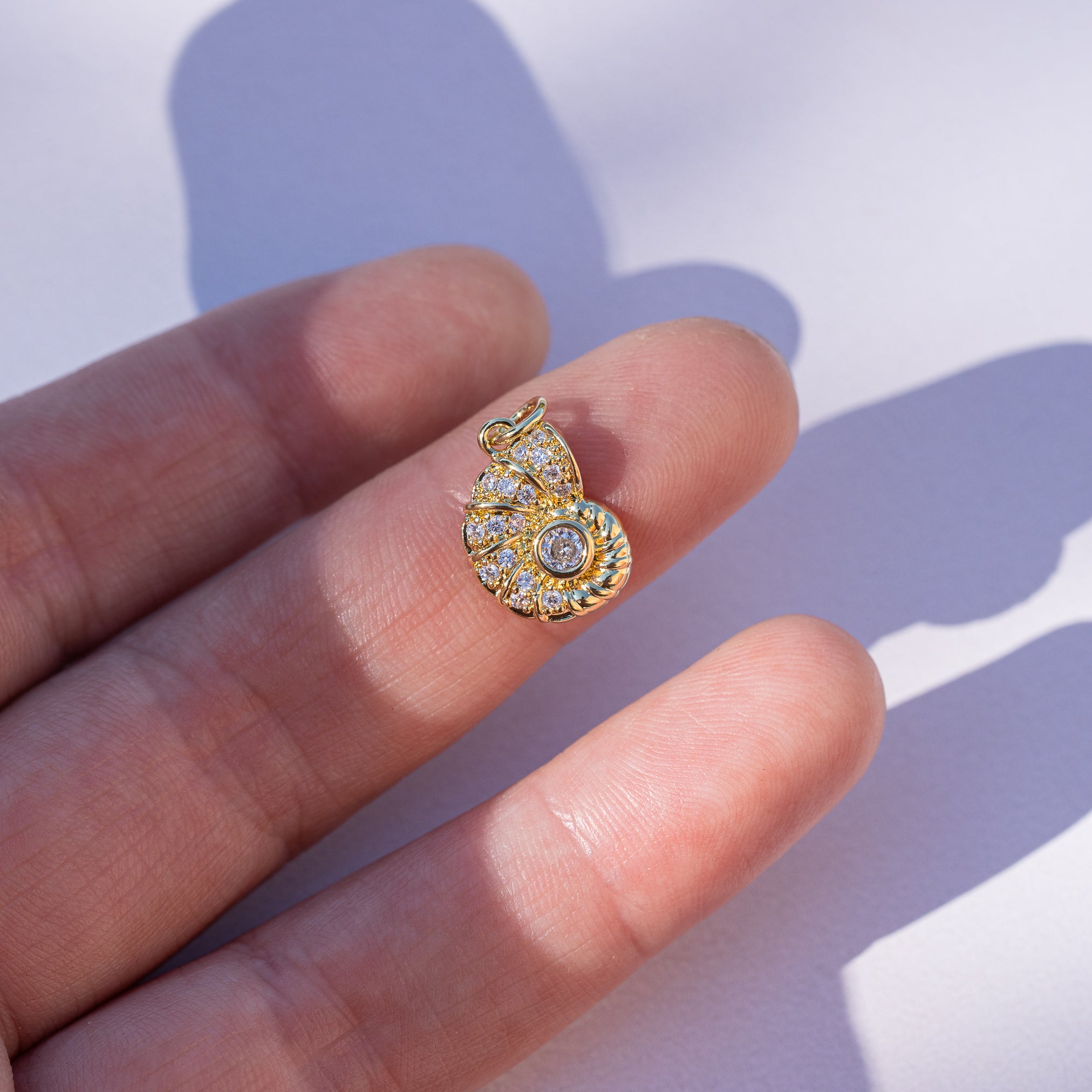 Breloques coquillages en laiton plaqué or et zirconium 18k de 15 mm ( à l&