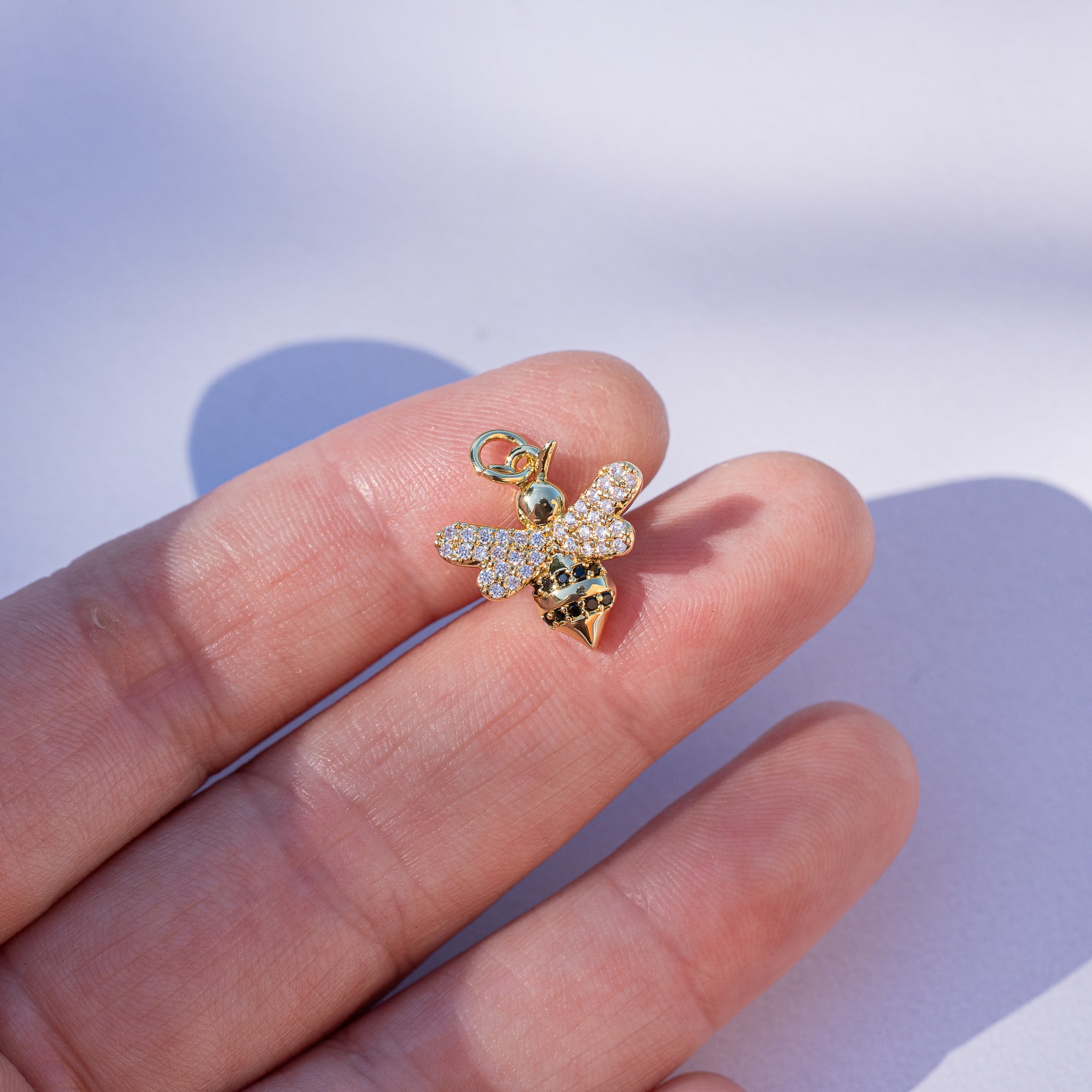 Breloques abeilles en laiton plaqué or 18k et zirconium de 16 mm ( à l&