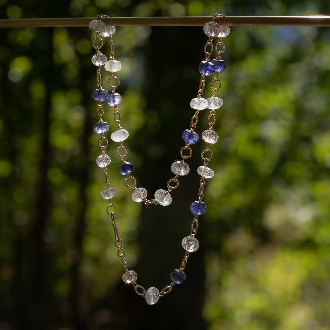 Perles rondelles facettes de Iolite de 6 x 4 mm ( 1/2 rang de env 45 perles )