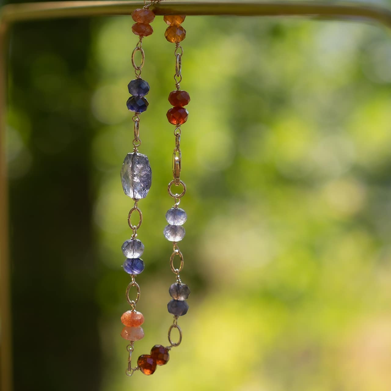 Perles rondelles facettes de Iolite de 6 x 4 mm ( 1/2 rang de env 45 perles )