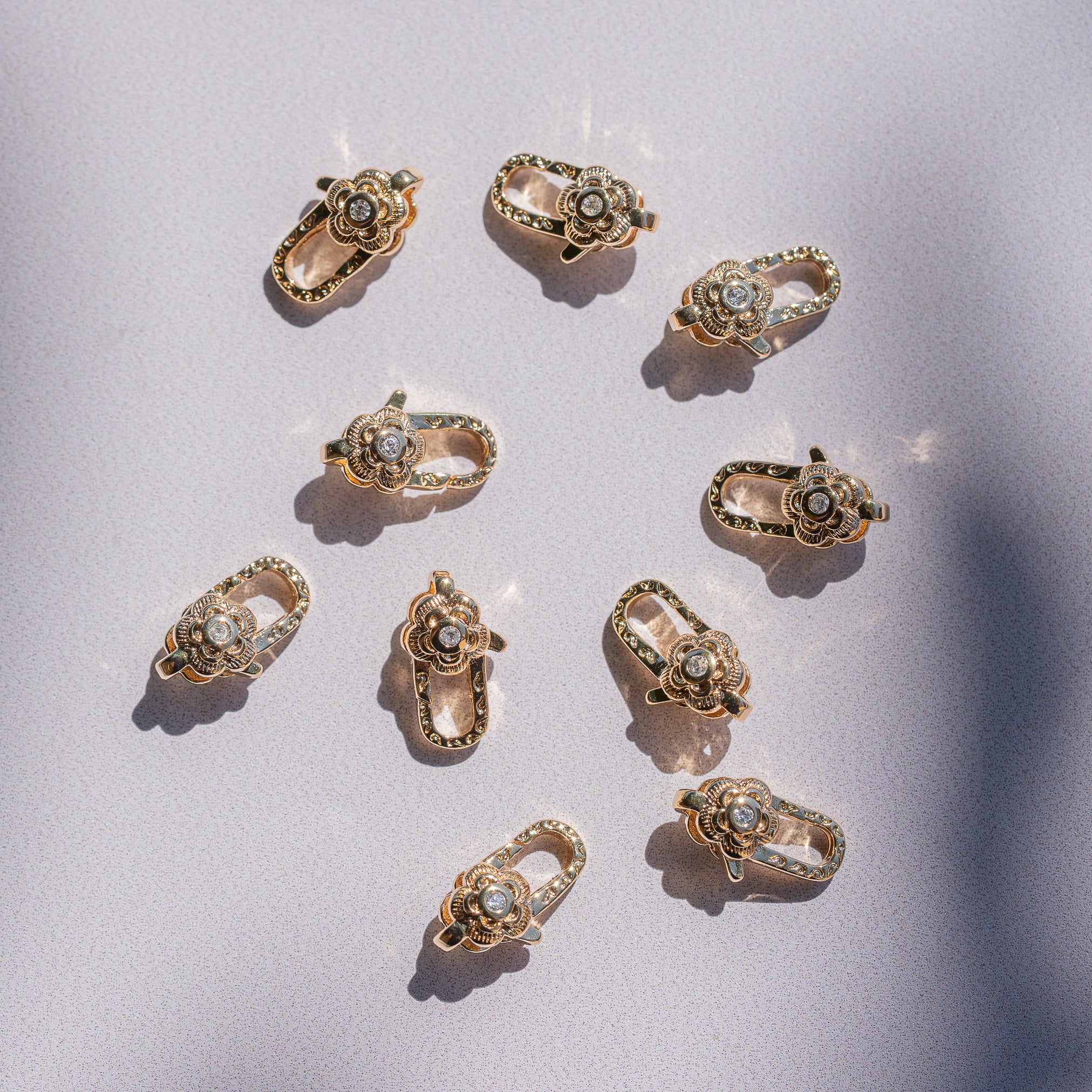 Fermoirs mousqueton fleur en laiton plaqué or 18k et zirconium de 11,5 mm ( à l&