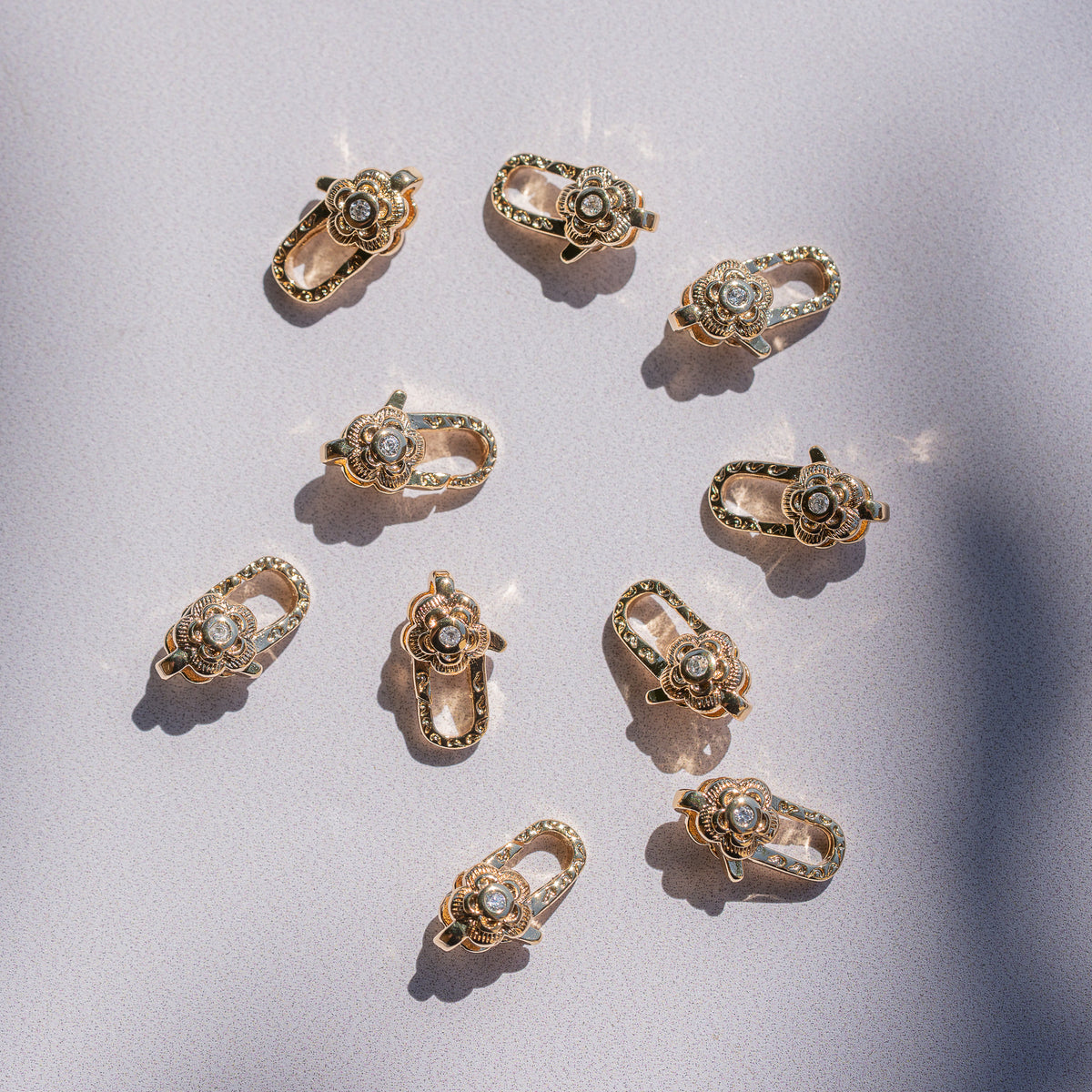 Fermoirs mousqueton fleur en laiton plaqué or 18k et zirconium de 11,5 mm ( à l&