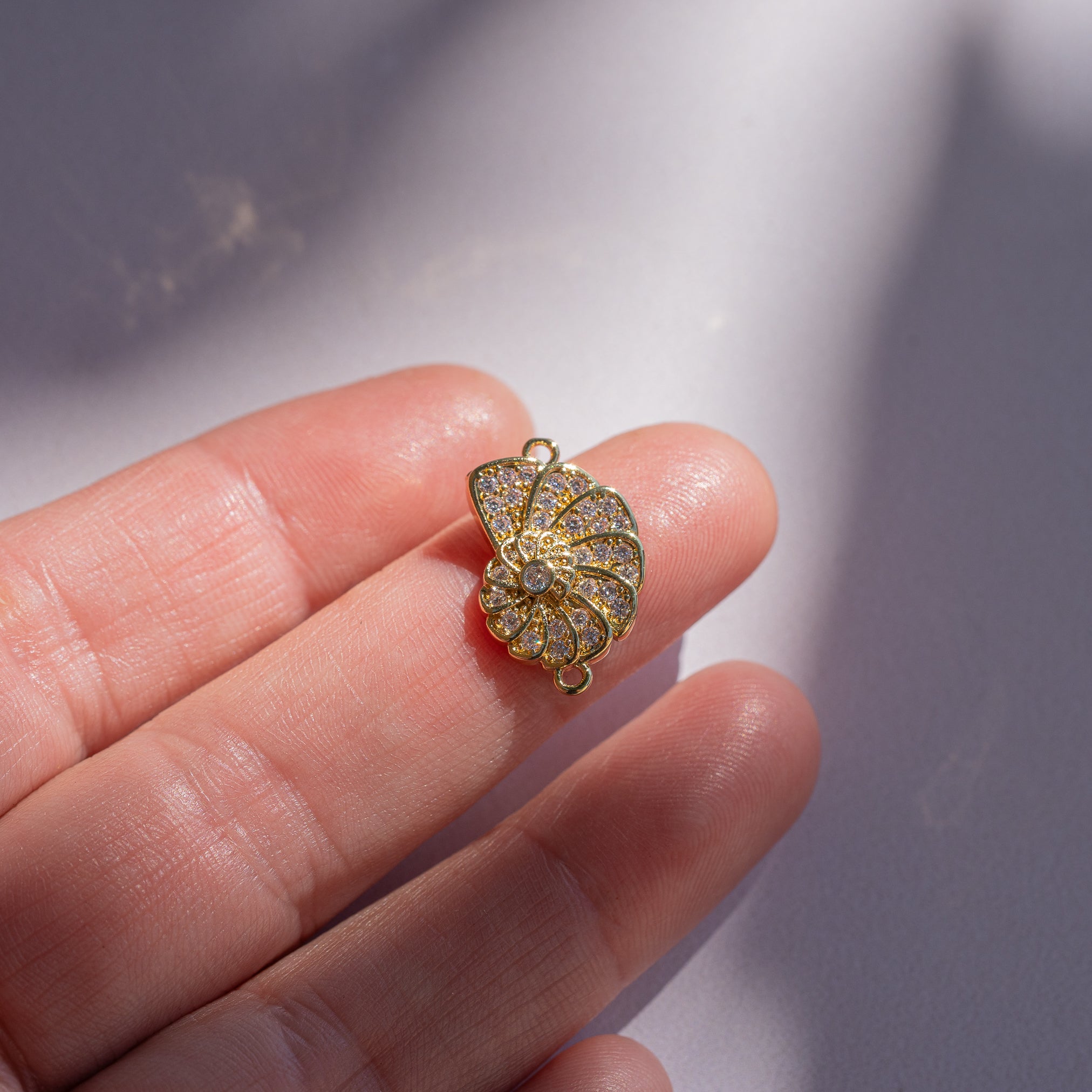 Connecteur coquillage en laiton plaqué or 18k et zirconium de 19,5 mm ( à l&