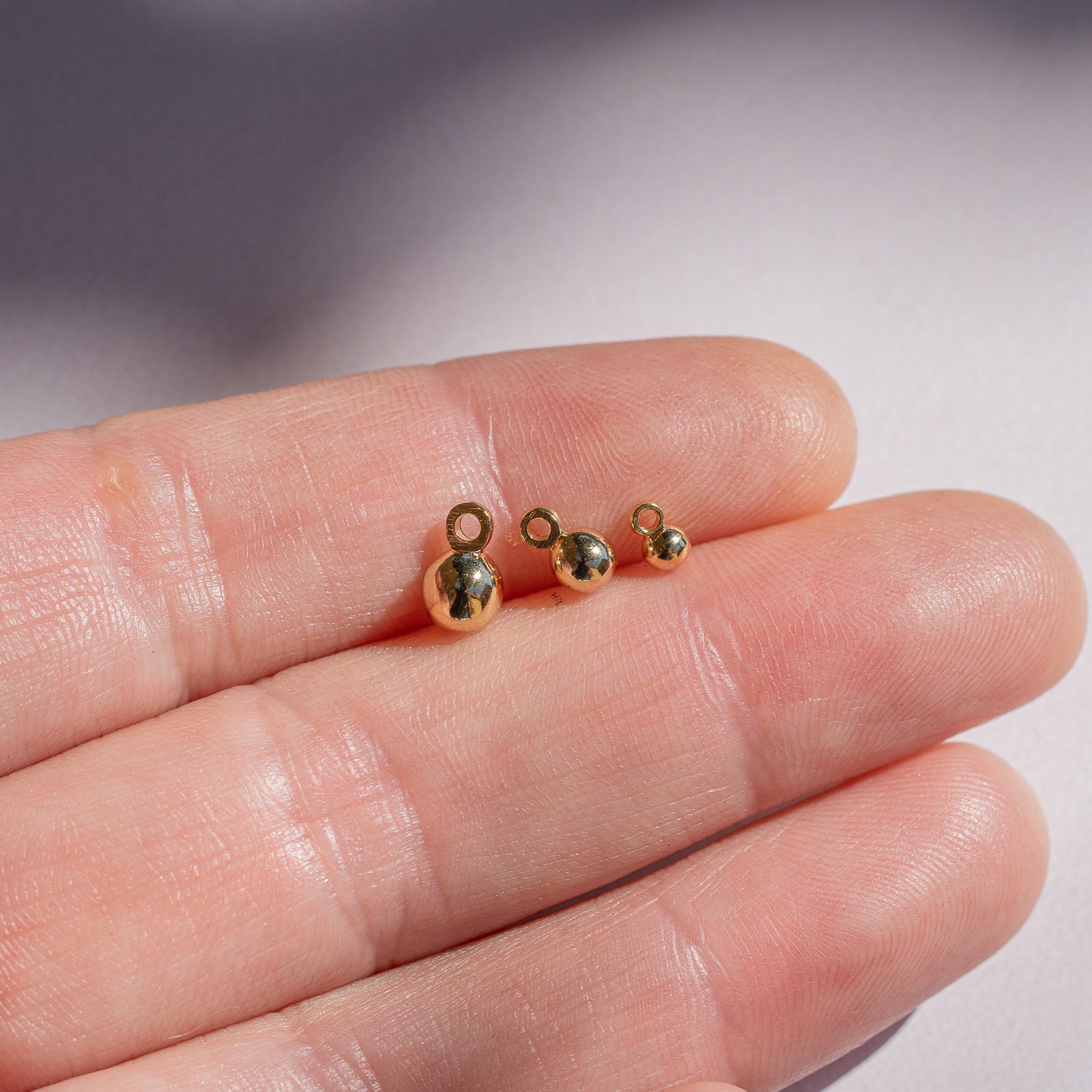 Petites breloques boules en laiton plaqué or 24k de 3 tailles au choix ( lot de 2 )