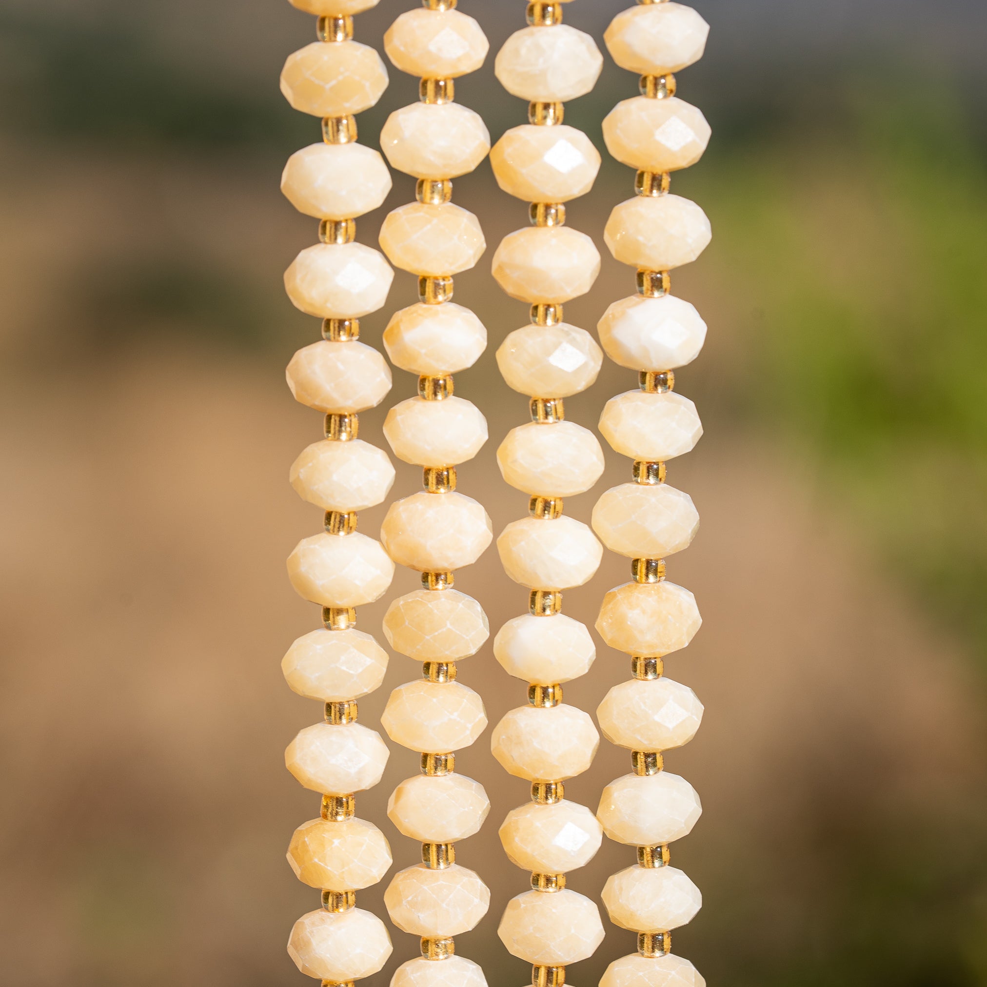 Perles rondelles facettes de Jade jaune de 9 x 6,5 mm ( 1/2 rang de env 23 perles )