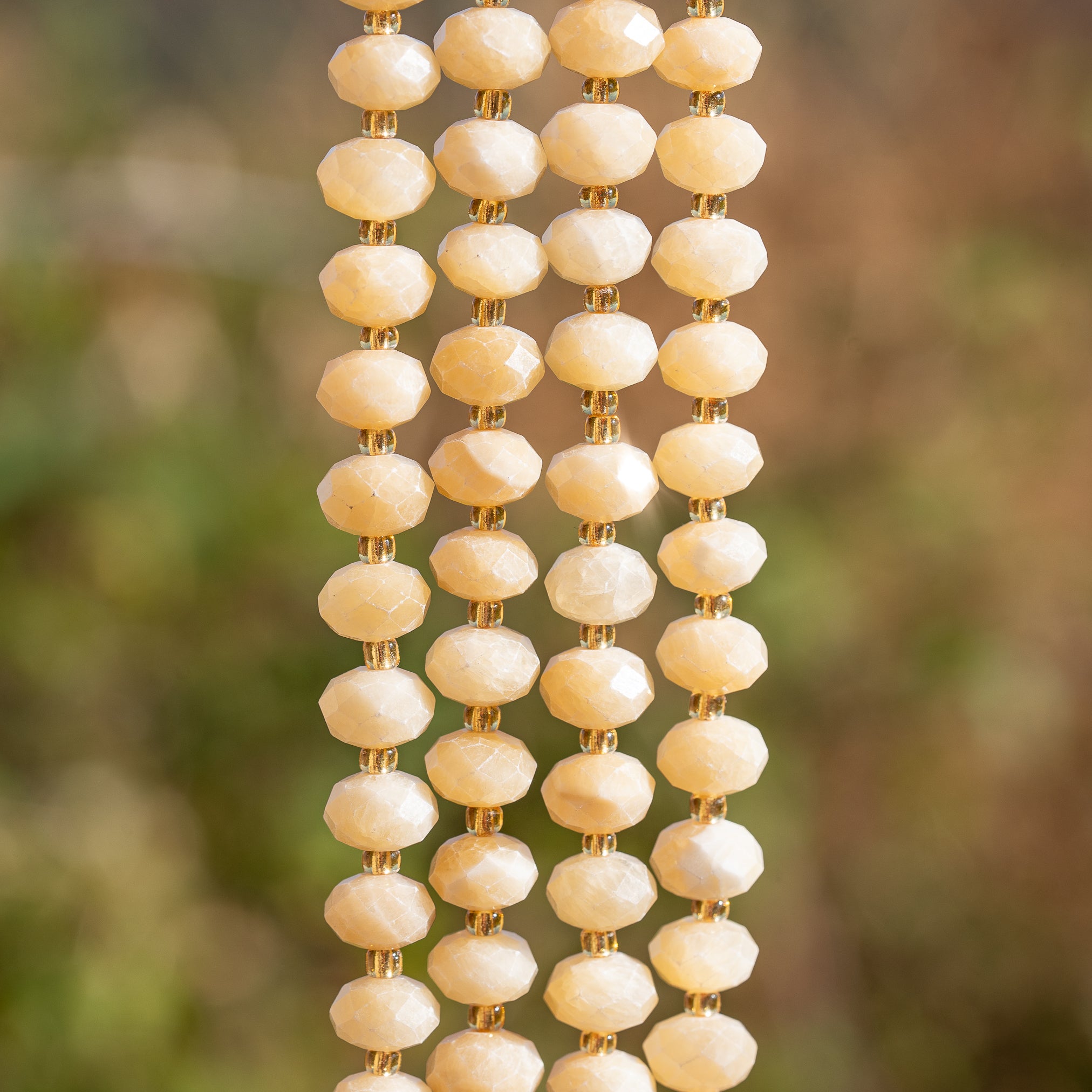 Perles rondelles facettes de Jade jaune de 9 x 6,5 mm ( 1/2 rang de env 23 perles )
