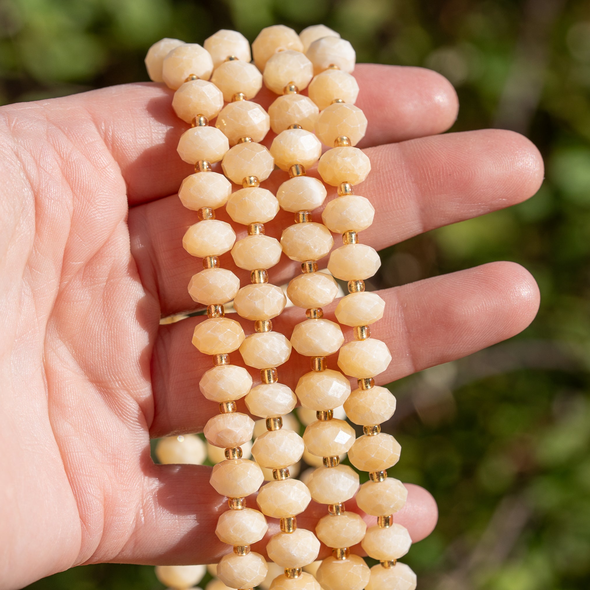 Perles rondelles facettes de Jade jaune de 9 x 6,5 mm ( 1/2 rang de env 23 perles )