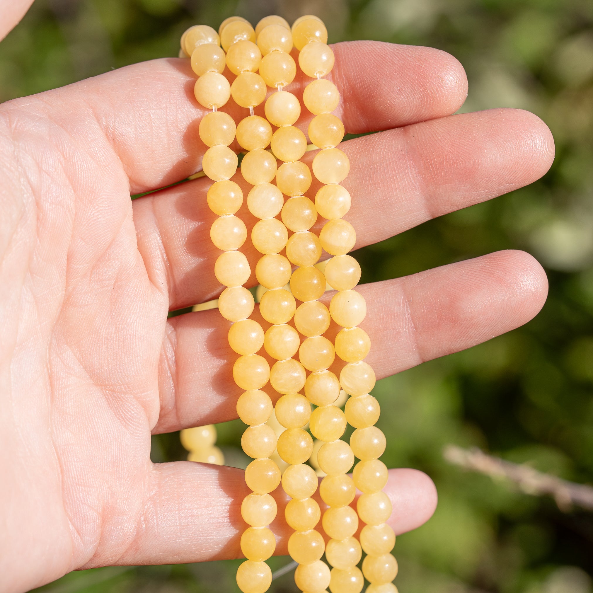 Perles rondes lisses de jade jaune de 6 mm ( rang de env 62 perles )