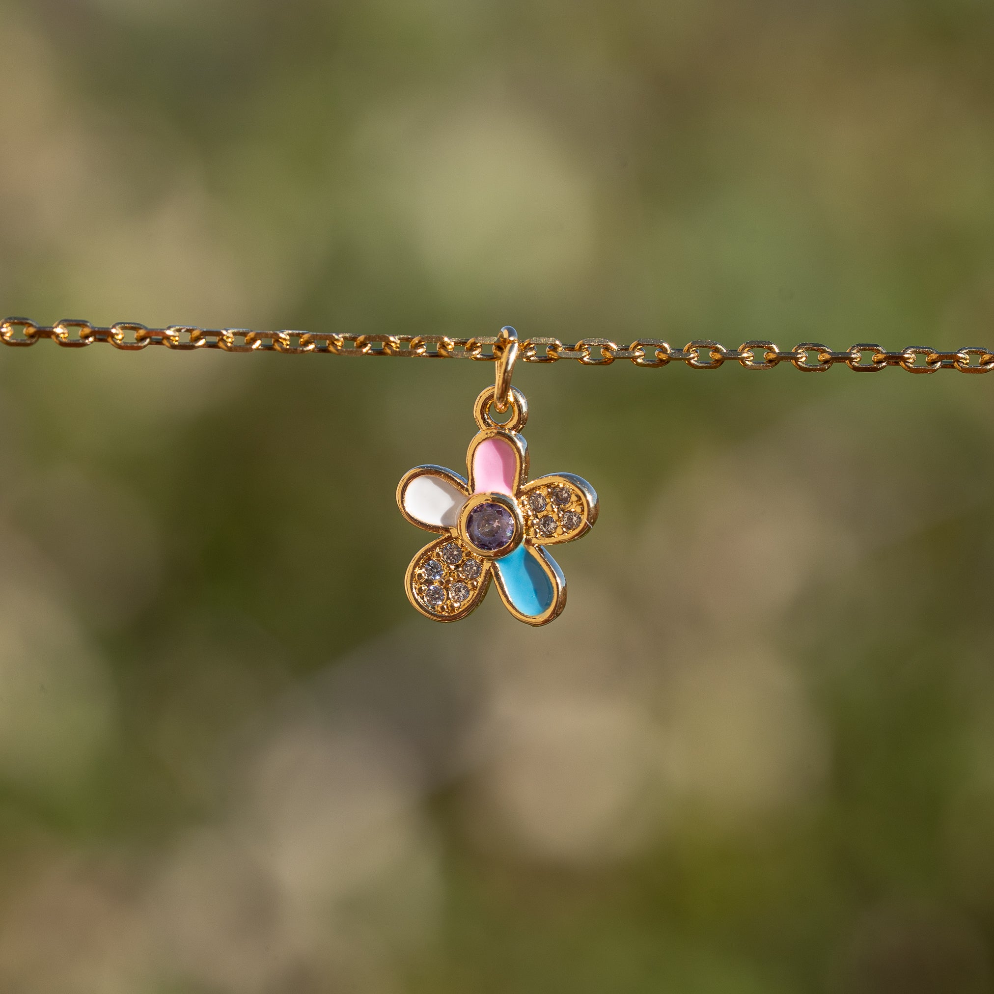 Breloques fleurs émaillées en laiton plaqué or 18K de 12 mm et zirconium ( à l&