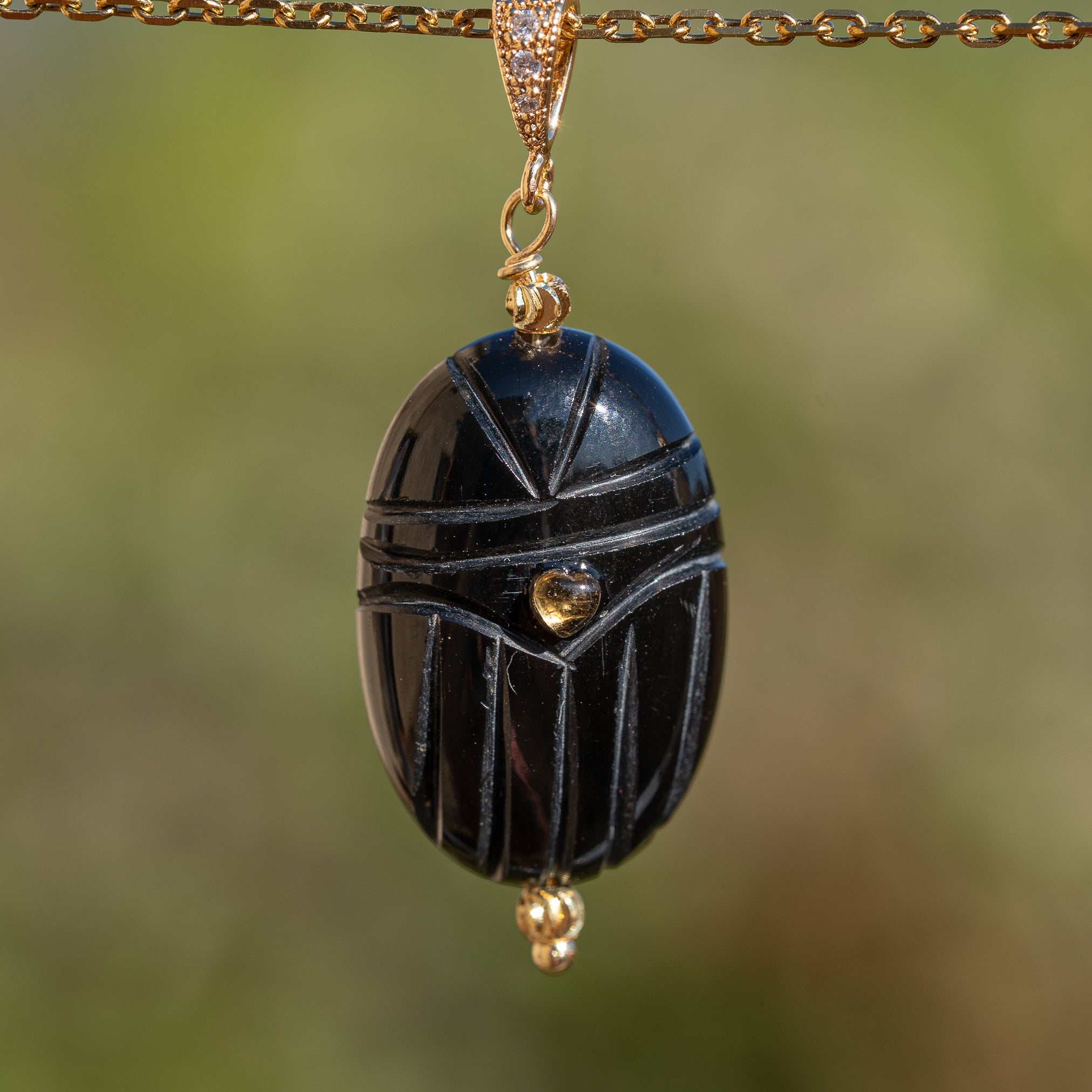 Les pendentifs "Nidhih " scarabées avec cabochons en Tourmaline au choix