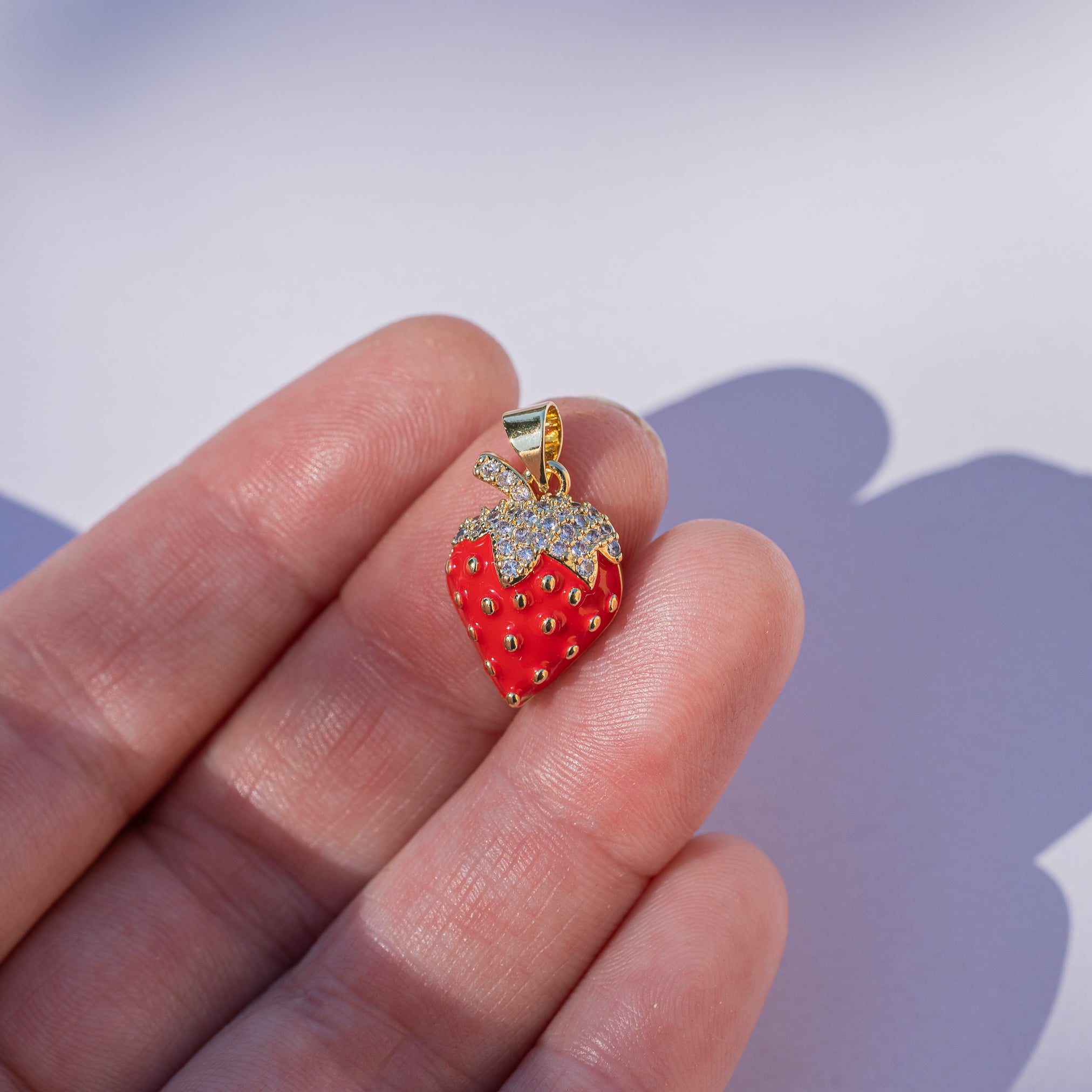 Breloques fraise émaillées en laiton plaqué or et zirconium 18k de 18 mm ( à l&