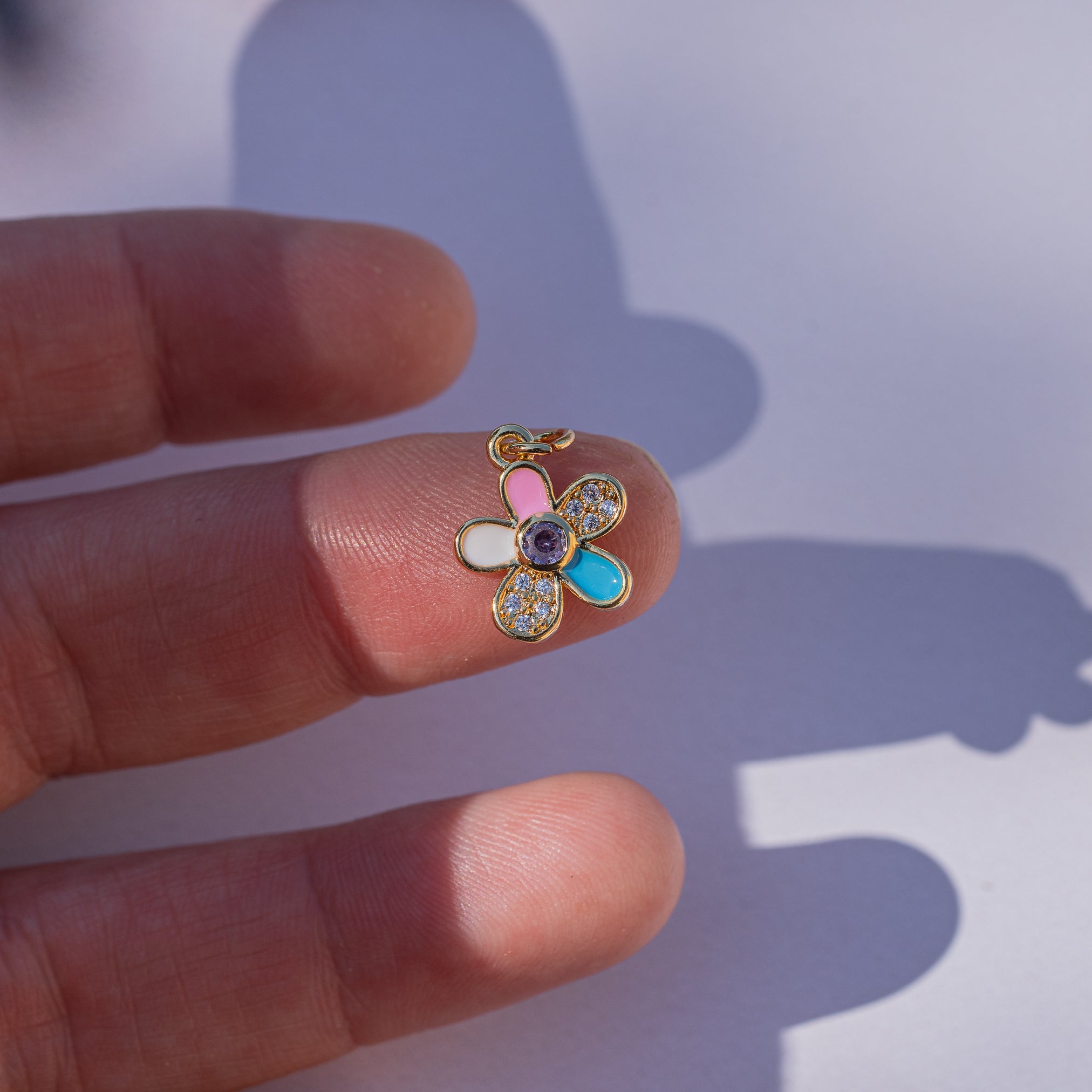 Breloques fleurs émaillées en laiton plaqué or 18K de 12 mm et zirconium ( à l&