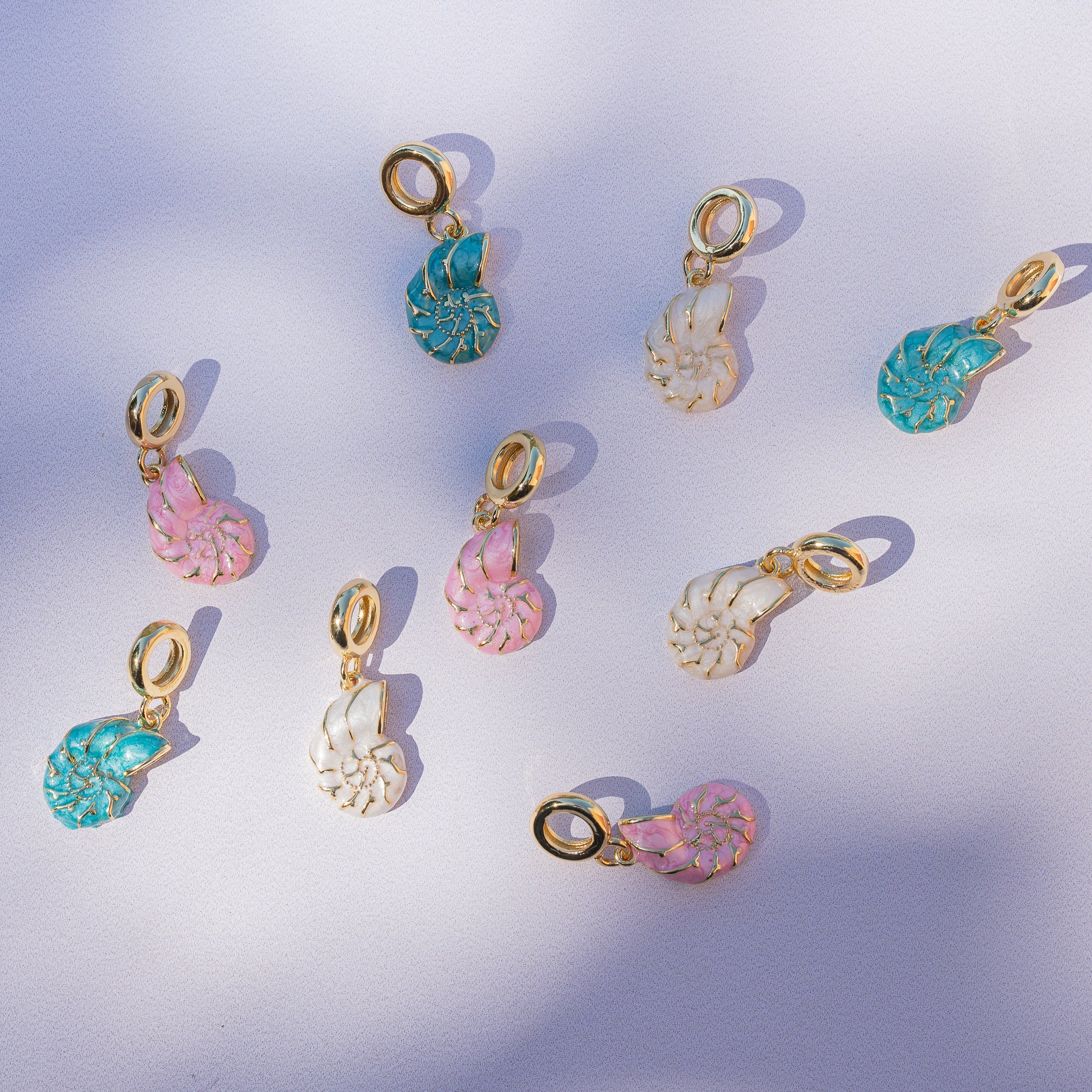 Breloques coquillages émaillées en laiton plaqué or 18k de 27,5 mm au choix ( à l&