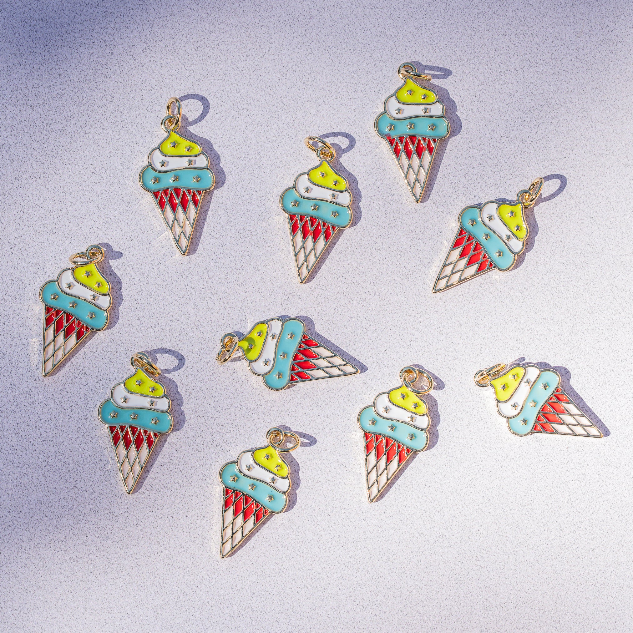 Breloques cornet de glace émaillées en laiton plaqué or 18K de 22,5 mm ( à l&
