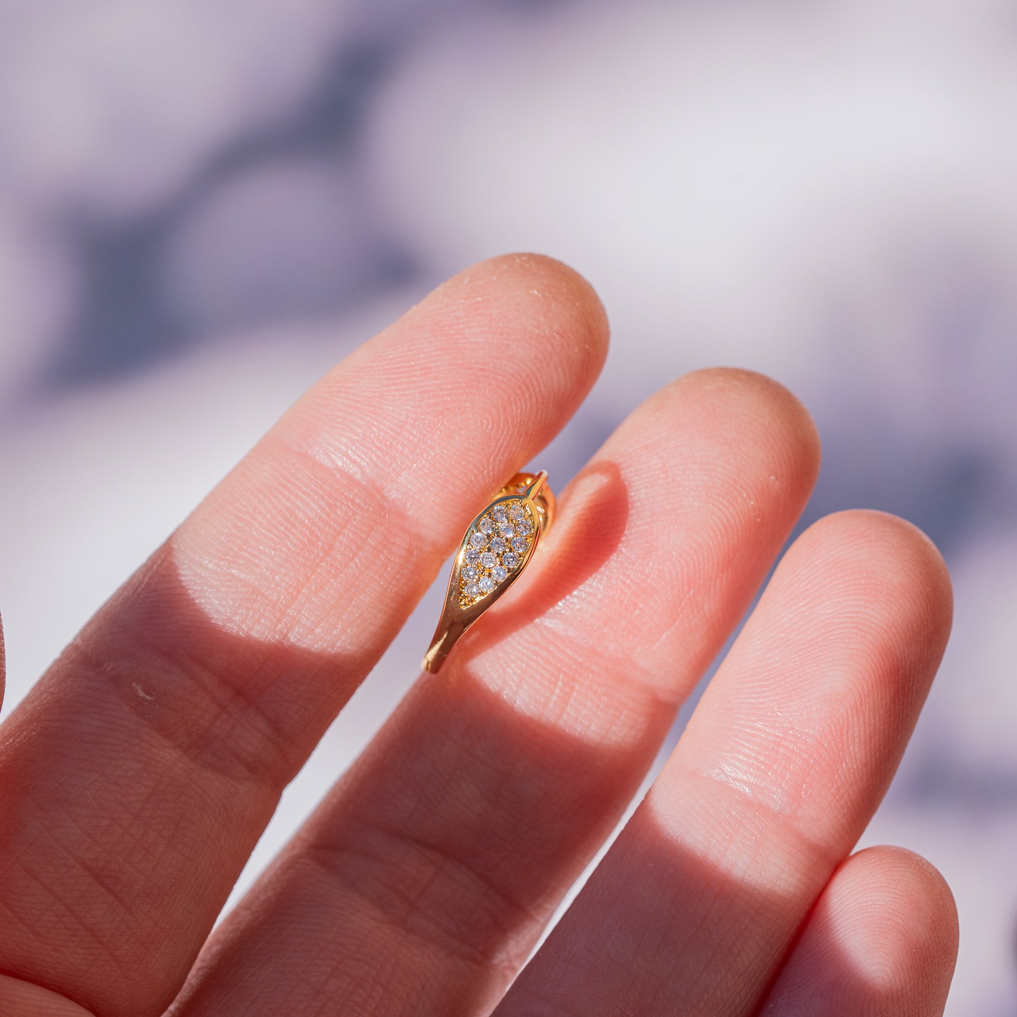Créoles filigranées coeur en laiton plaqué or 18k et zirconium de 17 mm ( la paire )