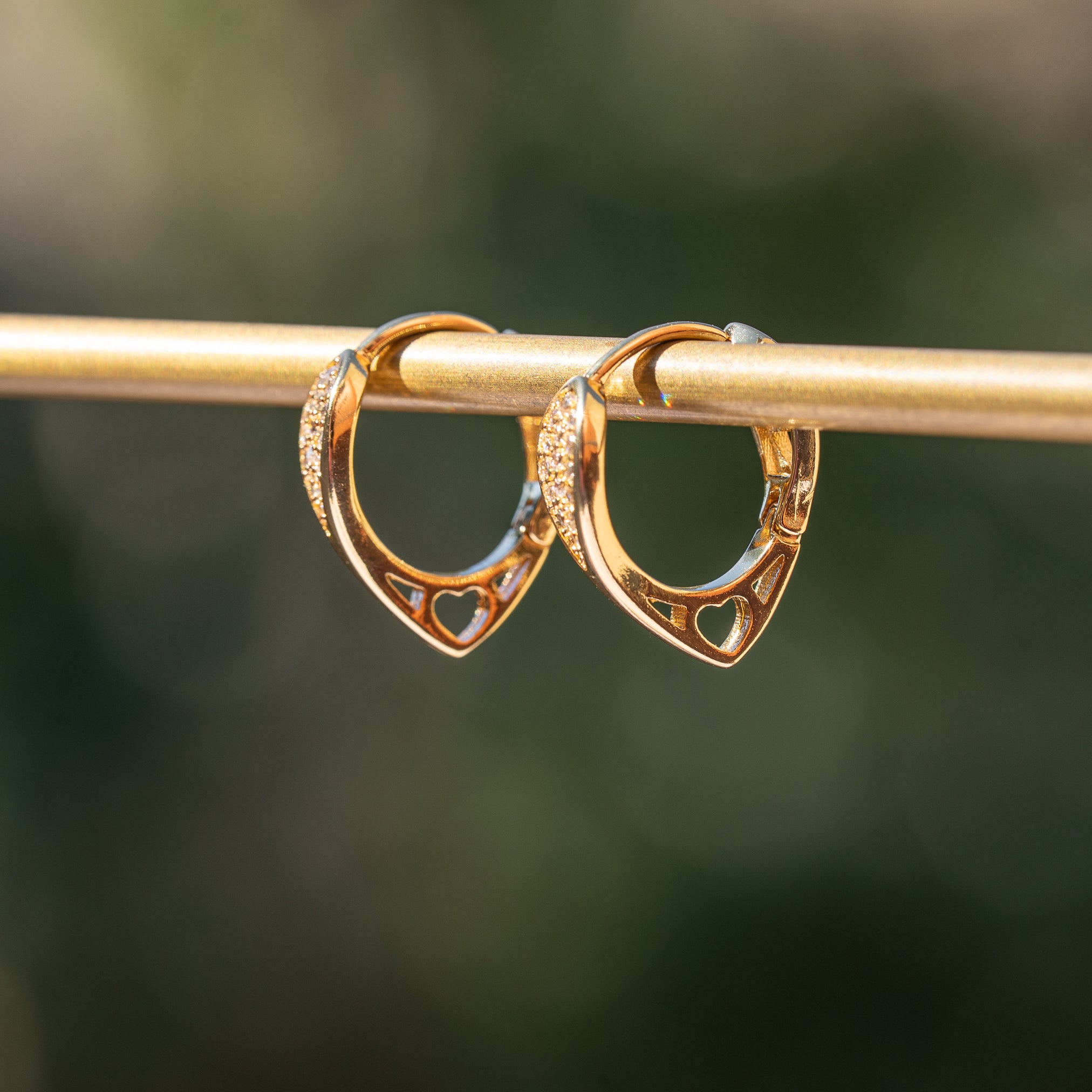 Créoles filigranées coeur en laiton plaqué or 18k et zirconium de 17 mm ( la paire )