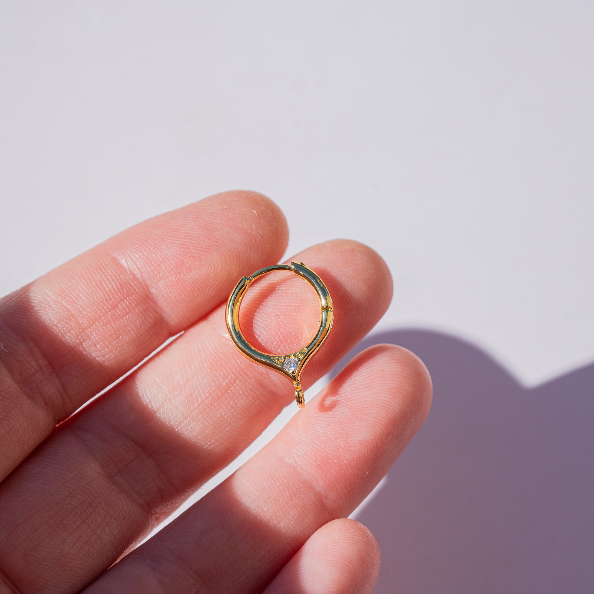 Créoles rondes en laiton plaqué or 18k et zirconium de 15 mm ( la paire )