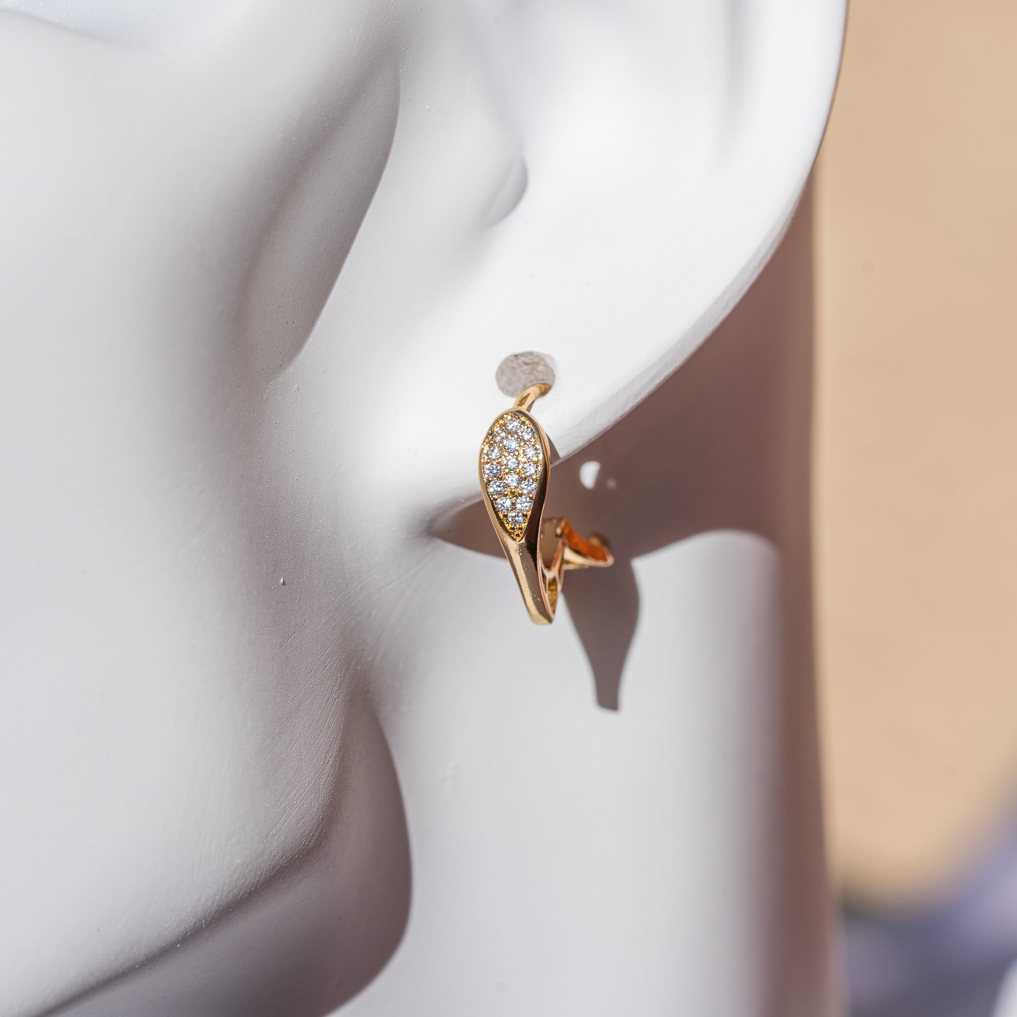 Créoles filigranées coeur en laiton plaqué or 18k et zirconium de 17 mm ( la paire )