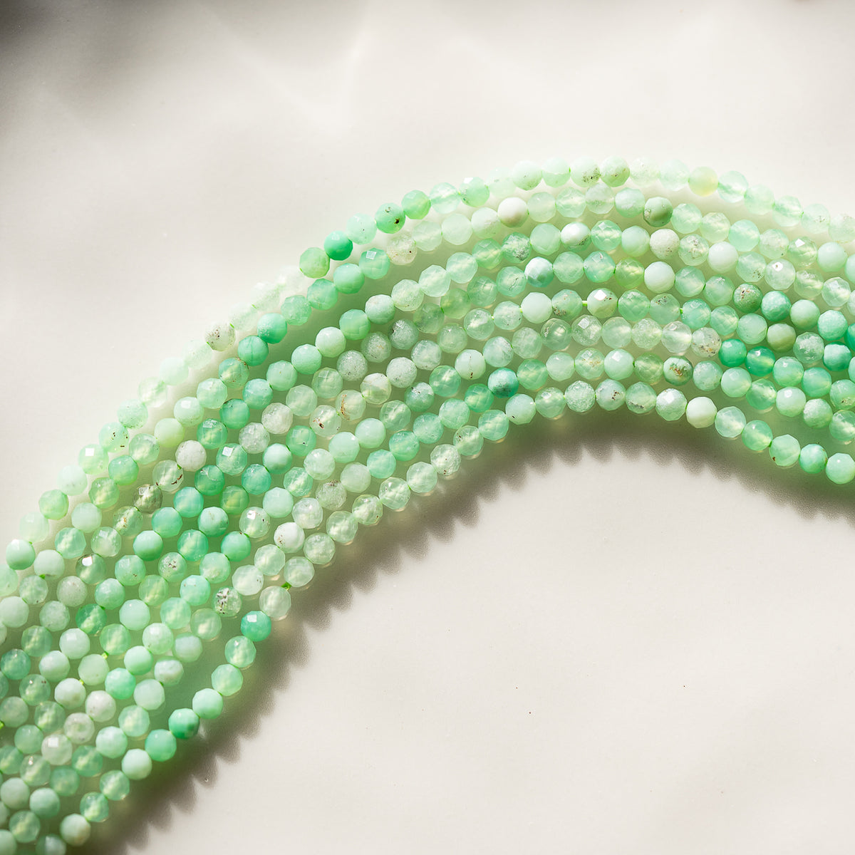 Perles rondes facettes de Chrysoprase de 2,7 mm ( rang de env 156 perles )