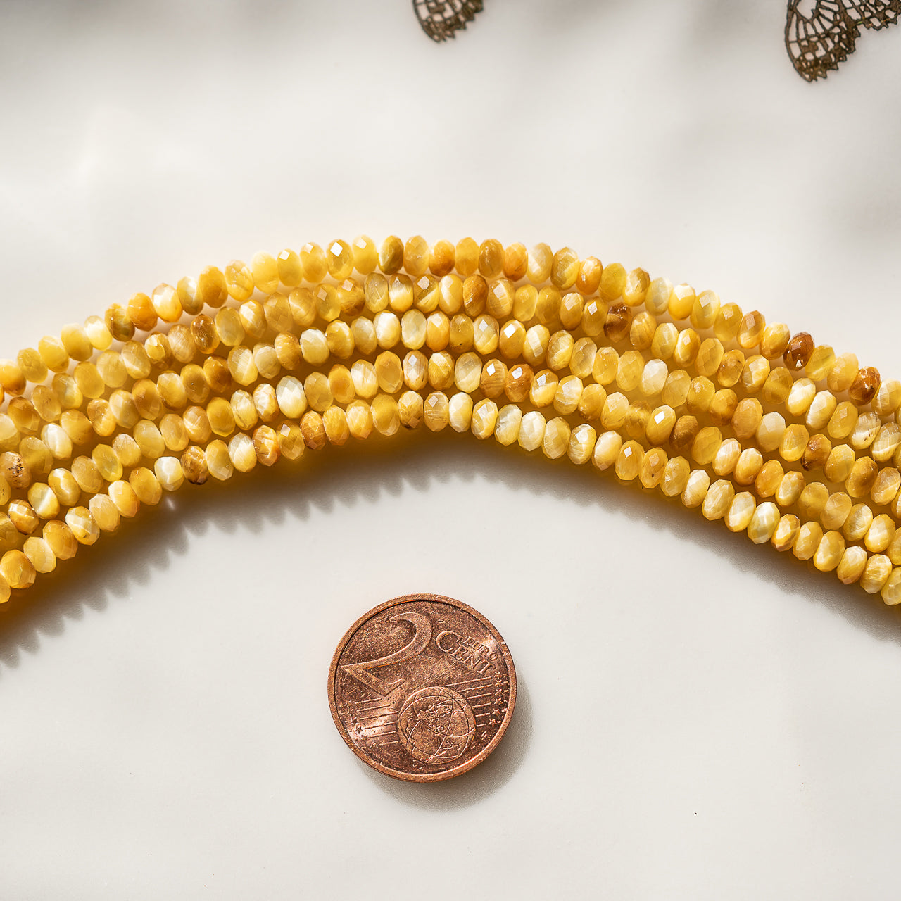 Perles rondelles facettes en Oeil de tigre doré de 4 mm ( 1/2 rang de env 75 perles )