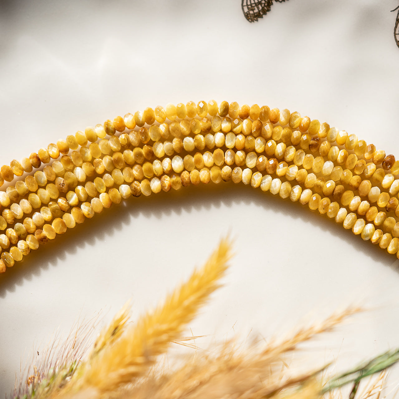 Perles rondelles facettes en Oeil de tigre doré de 4 mm ( 1/2 rang de env 75 perles )