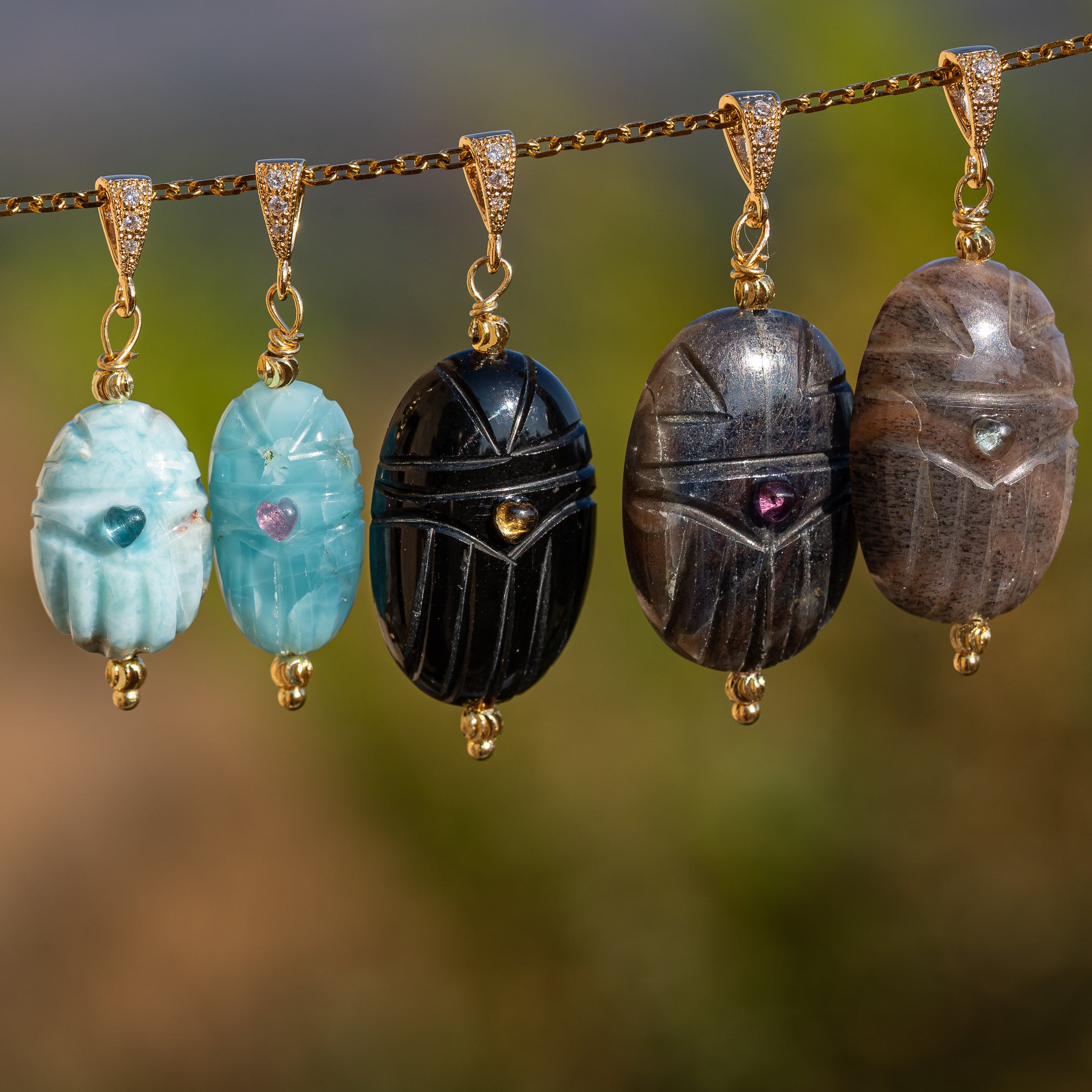 Les pendentifs "Nidhih " scarabées avec cabochons en Tourmaline au choix