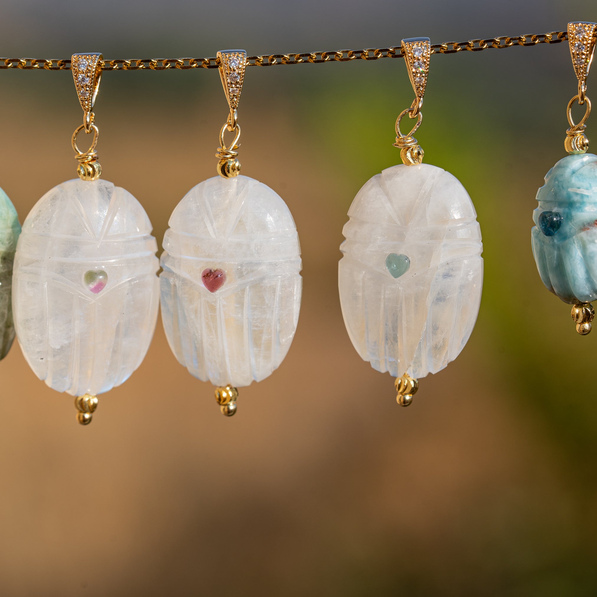 Les pendentifs "Nidhih " scarabées avec cabochons en Tourmaline au choix