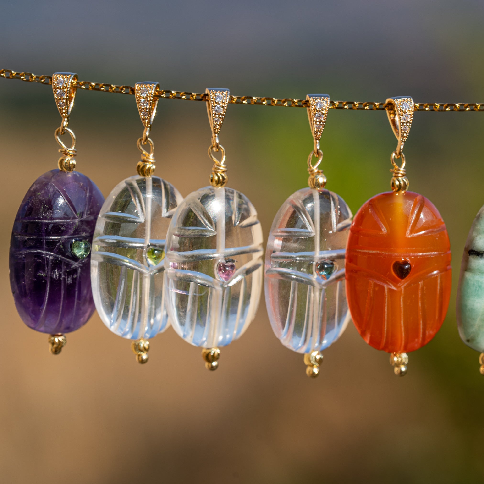 Les pendentifs "Nidhih " scarabées avec cabochons en Tourmaline au choix