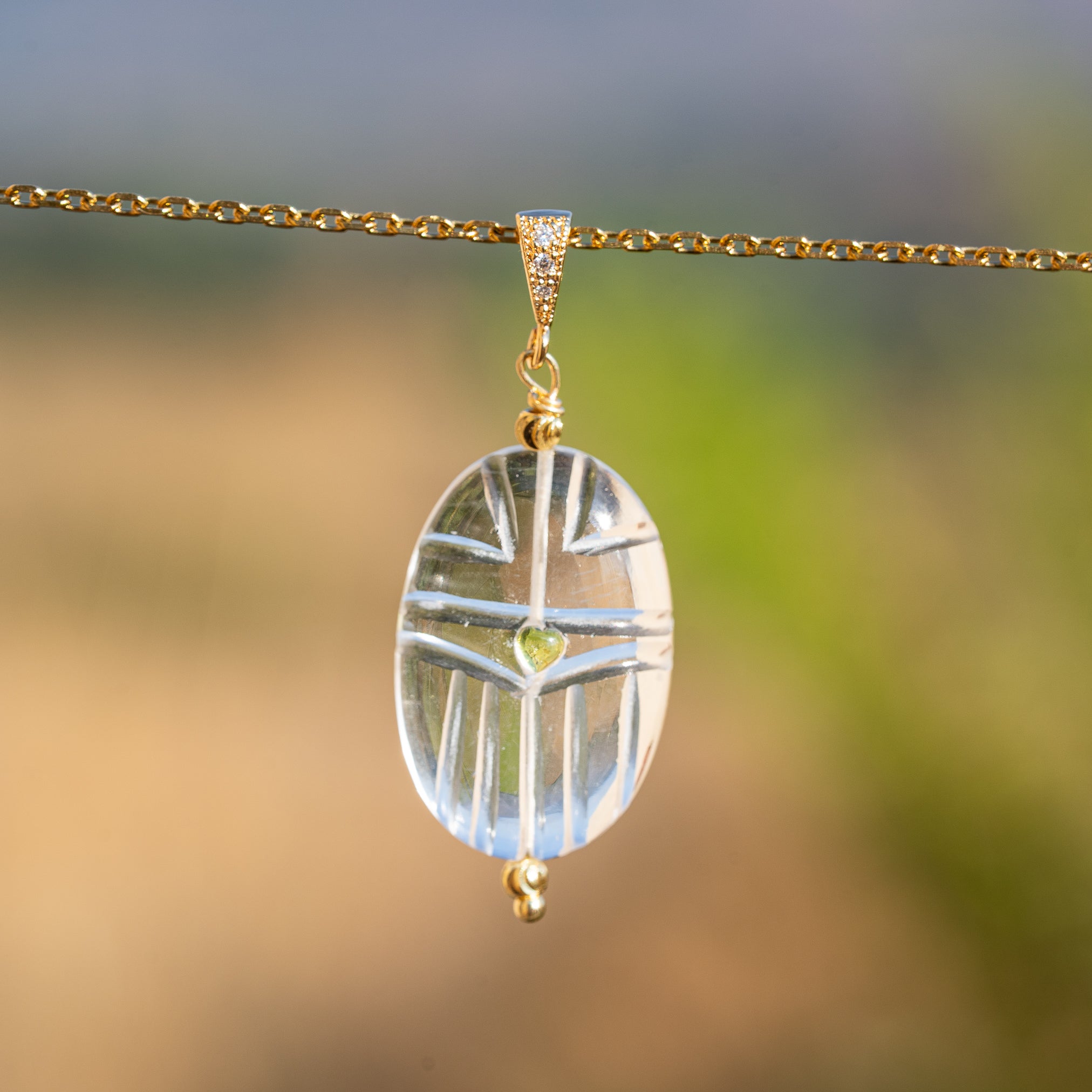 Les pendentifs "Nidhih " scarabées avec cabochons en Tourmaline au choix