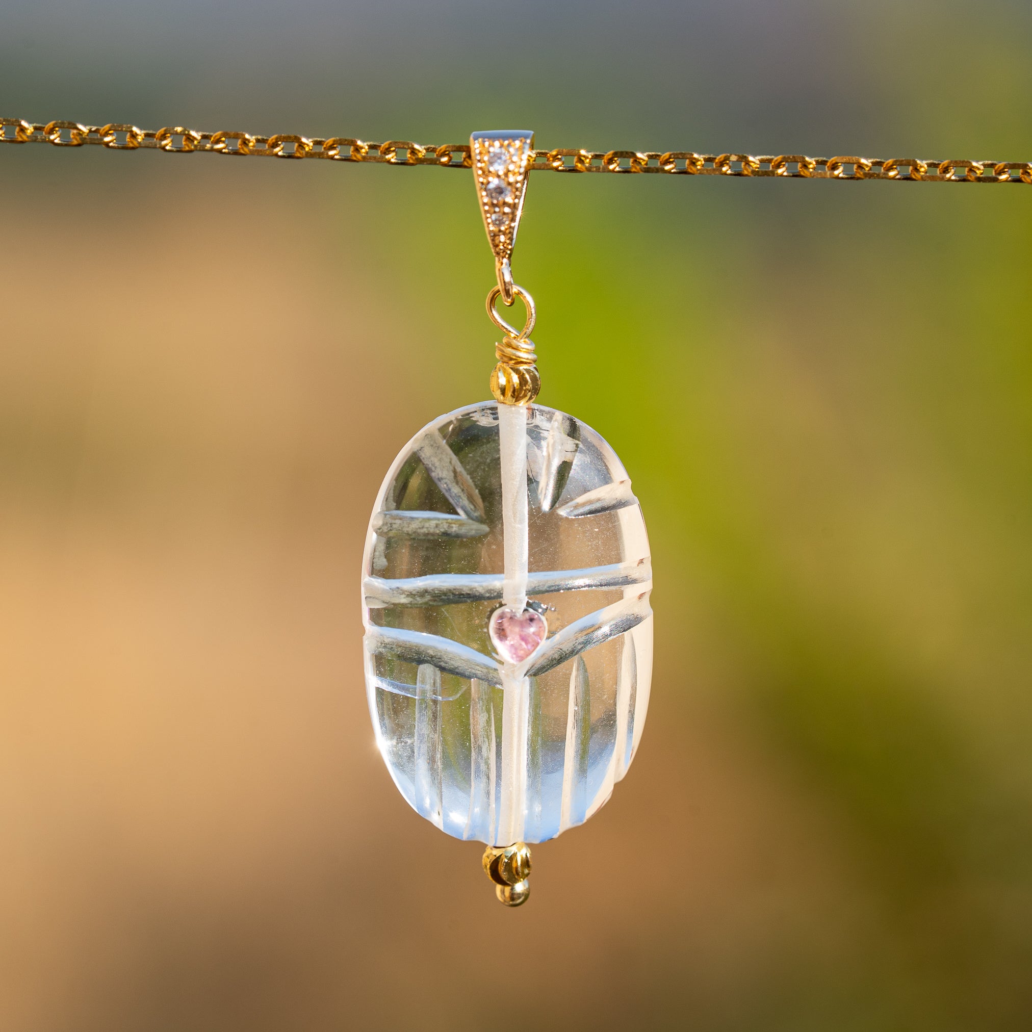 Les pendentifs "Nidhih " scarabées avec cabochons en Tourmaline au choix
