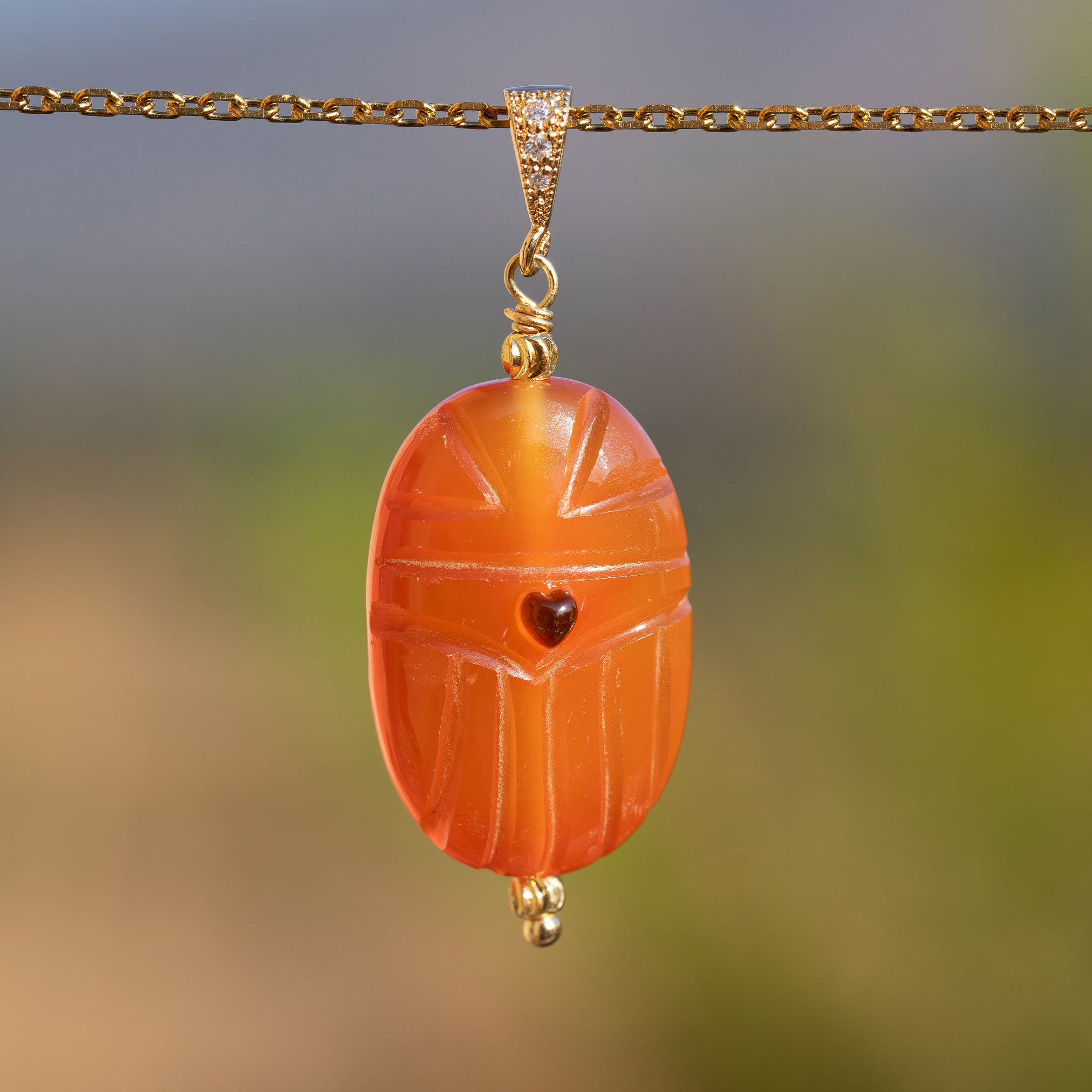 Les pendentifs "Nidhih " scarabées avec cabochons en Tourmaline au choix